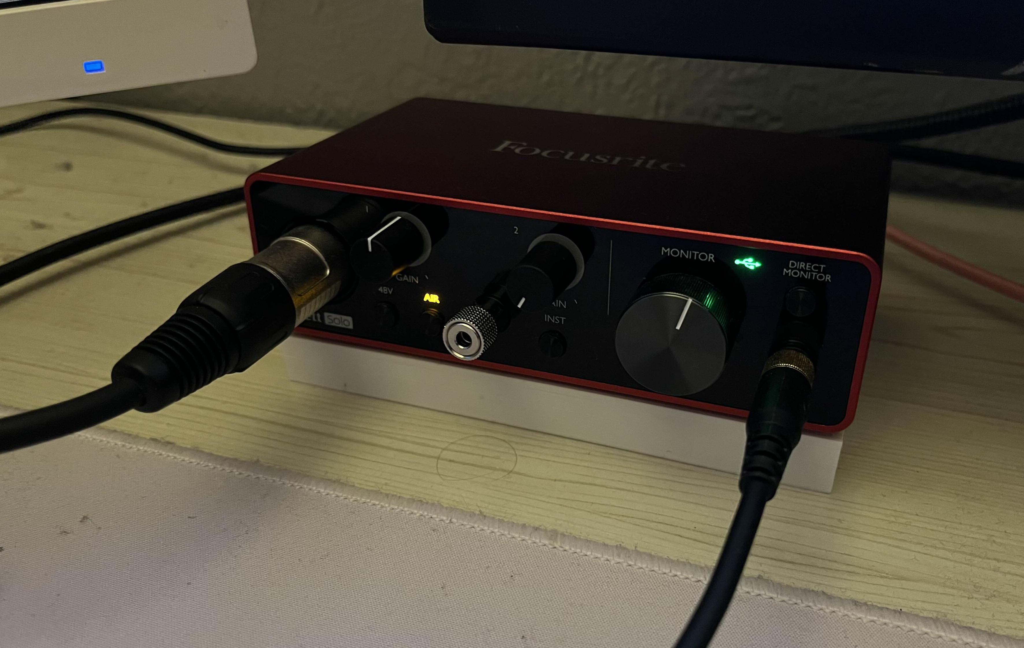 Tilted desk stand for Focusrite Scarlett Solo 3rd gen