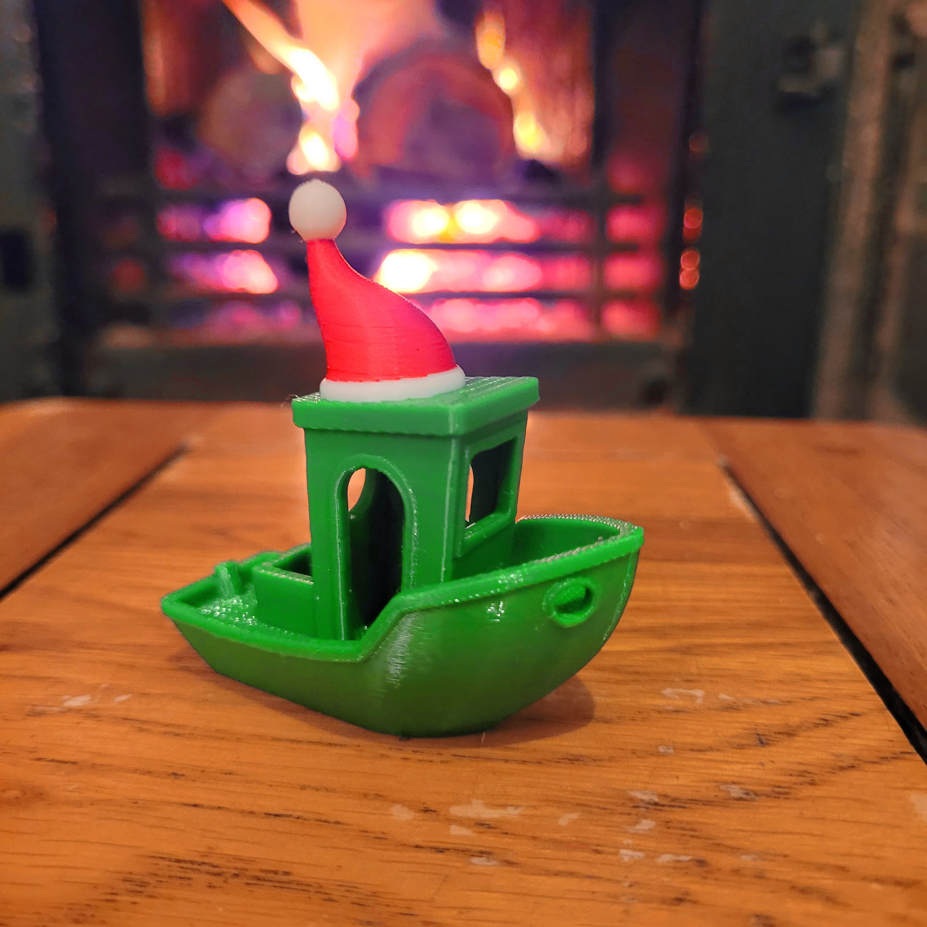 Christmas Benchy with Santa hat! — miniatura 3