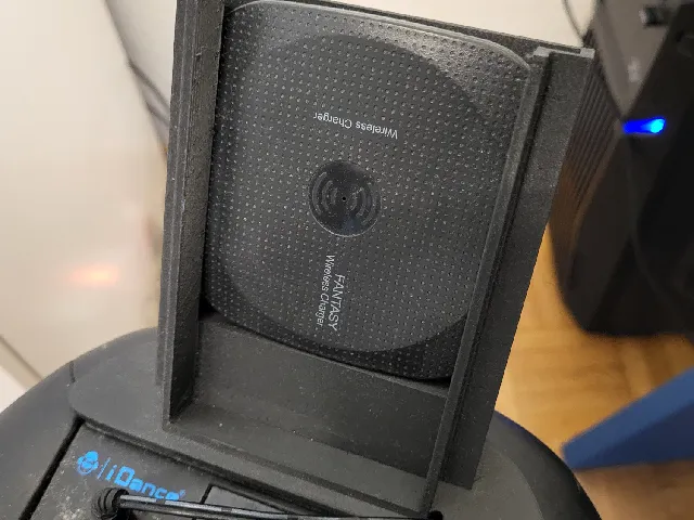 Smartphone dock for iDance jukebox