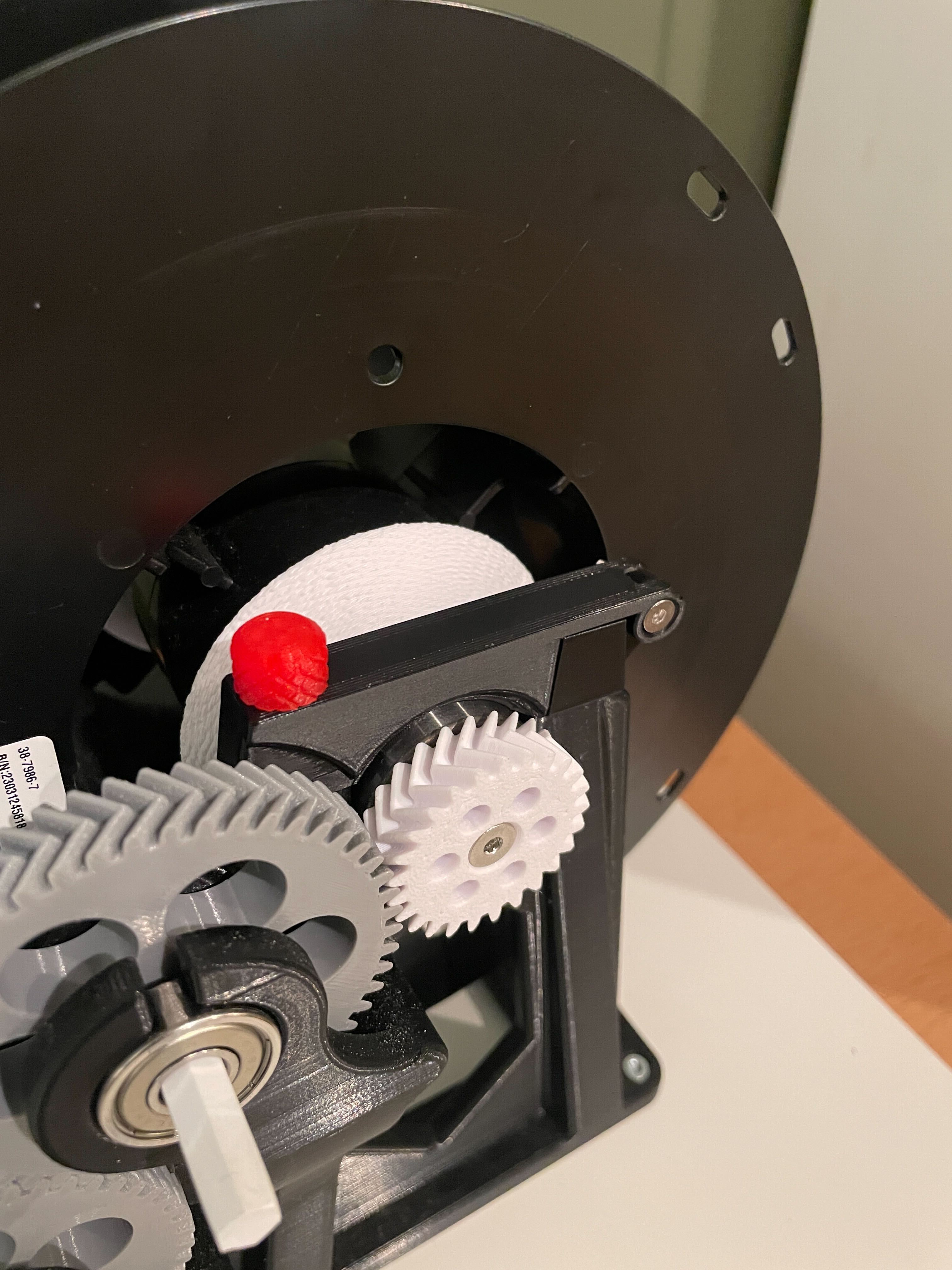 Respooler hinged axle cover