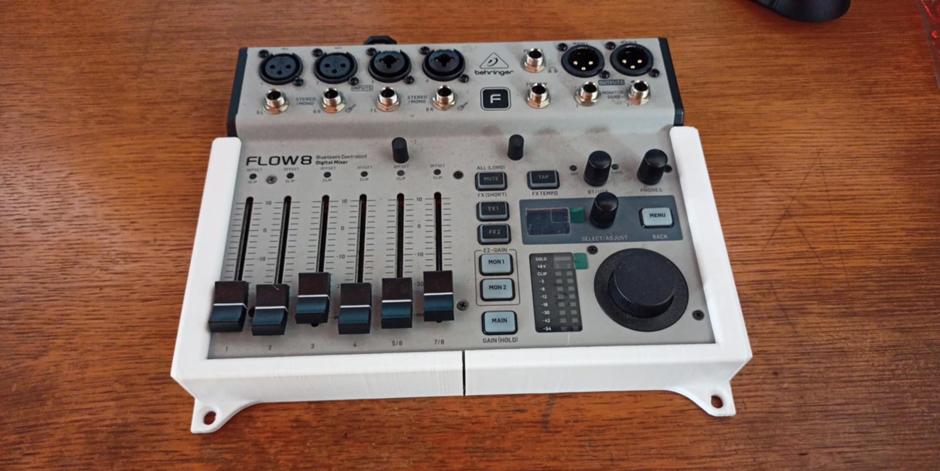 Behringer FLOW8 wall mount