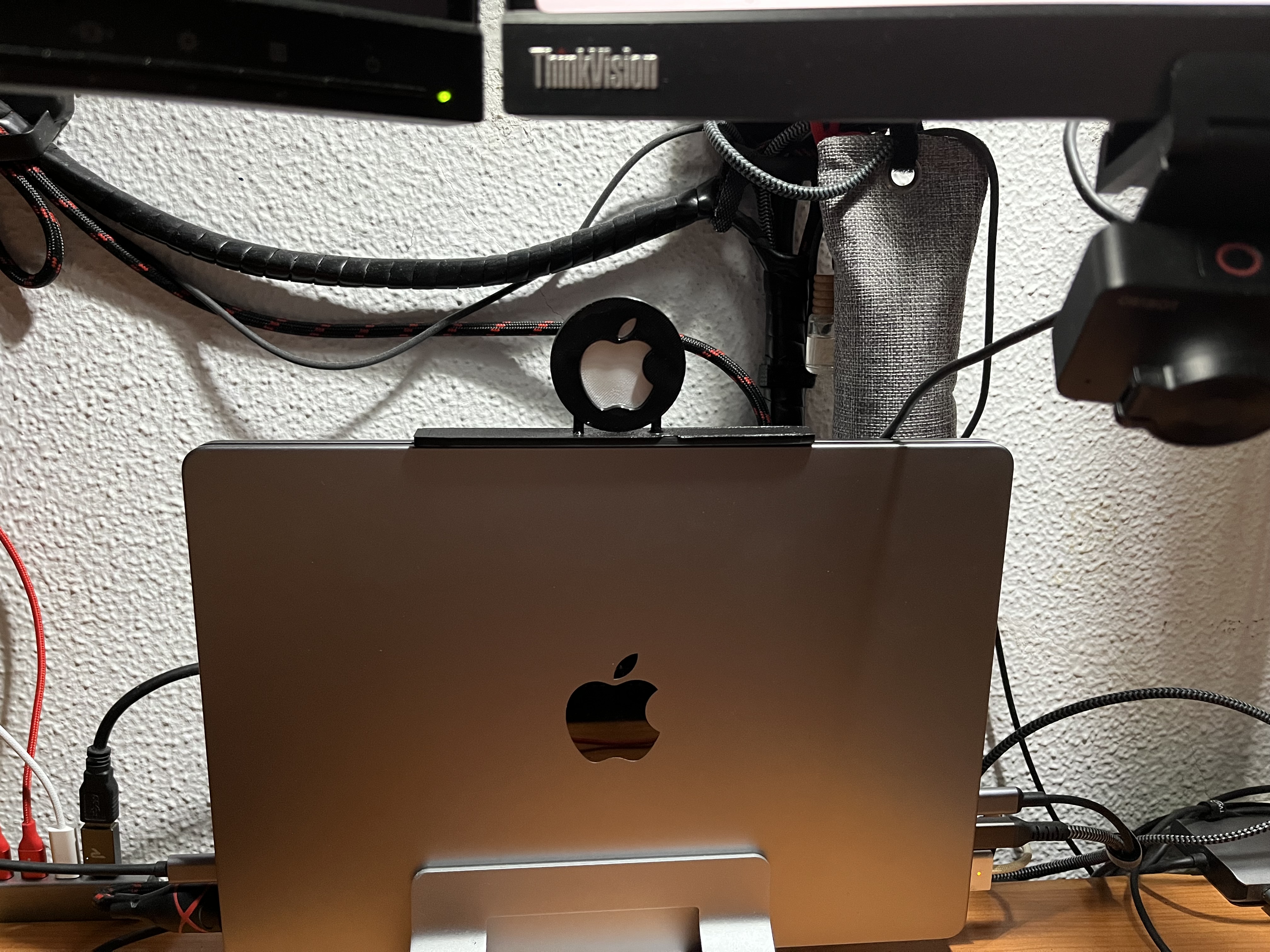 Separador Macbook M1 pro Vertical para Sonido de altavoces