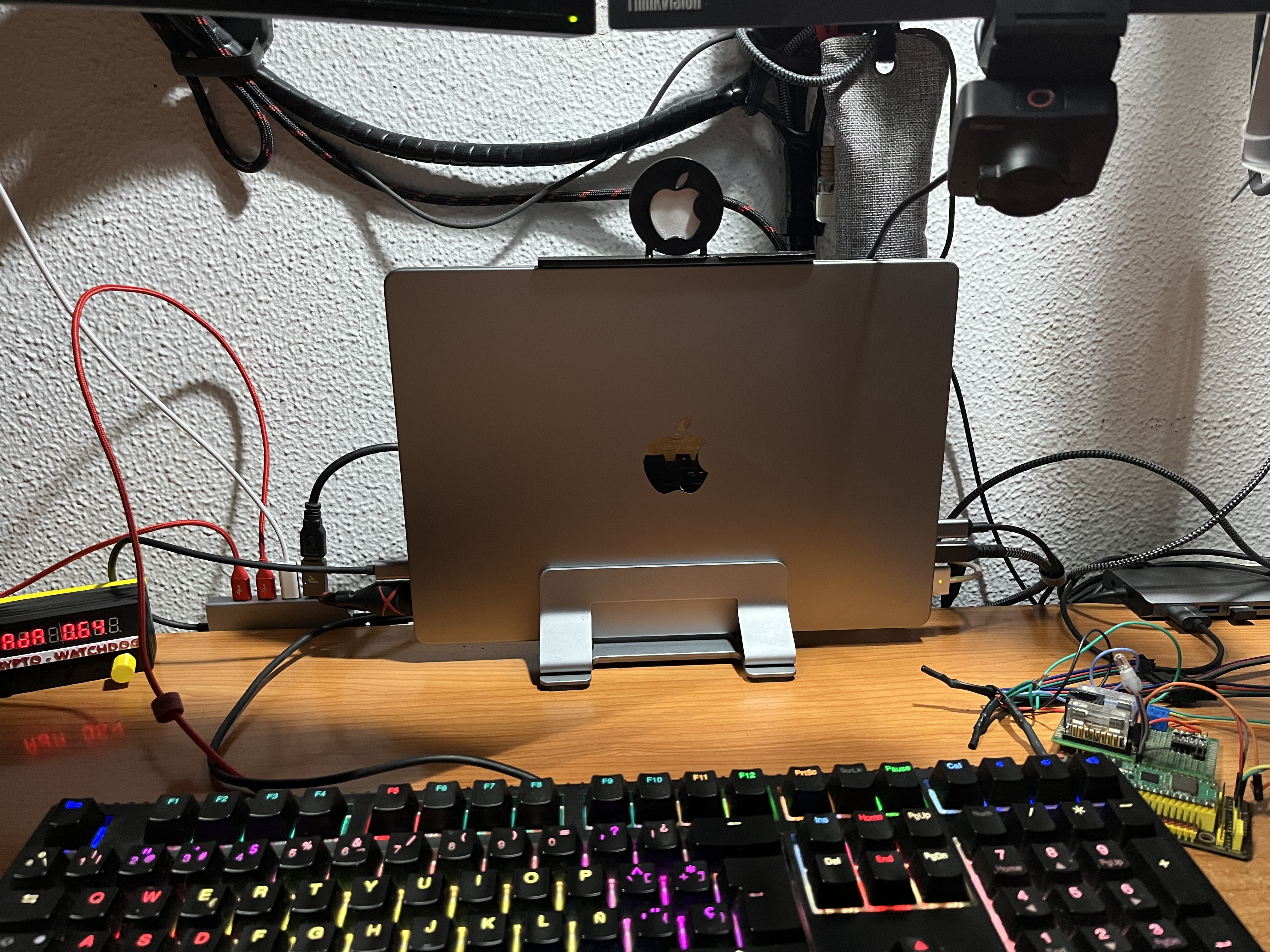 Separador Macbook M1 pro Vertical para Sonido de altavoces — miniatura 16