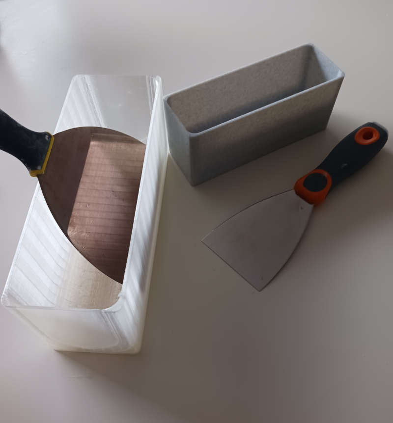 Drywall/plaster pan/tray, with rounded edges