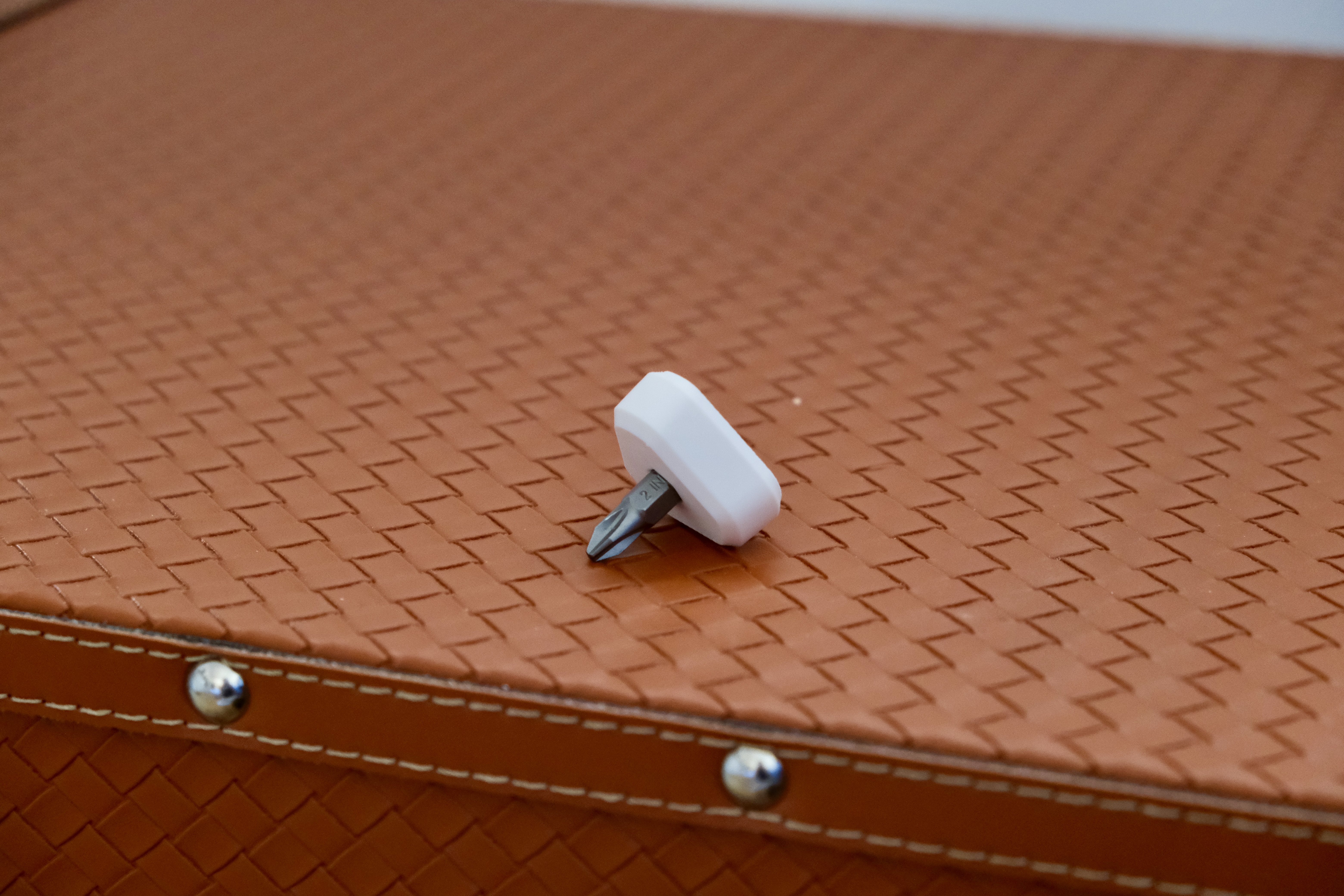 Micro ergonomic screwdriver for edc