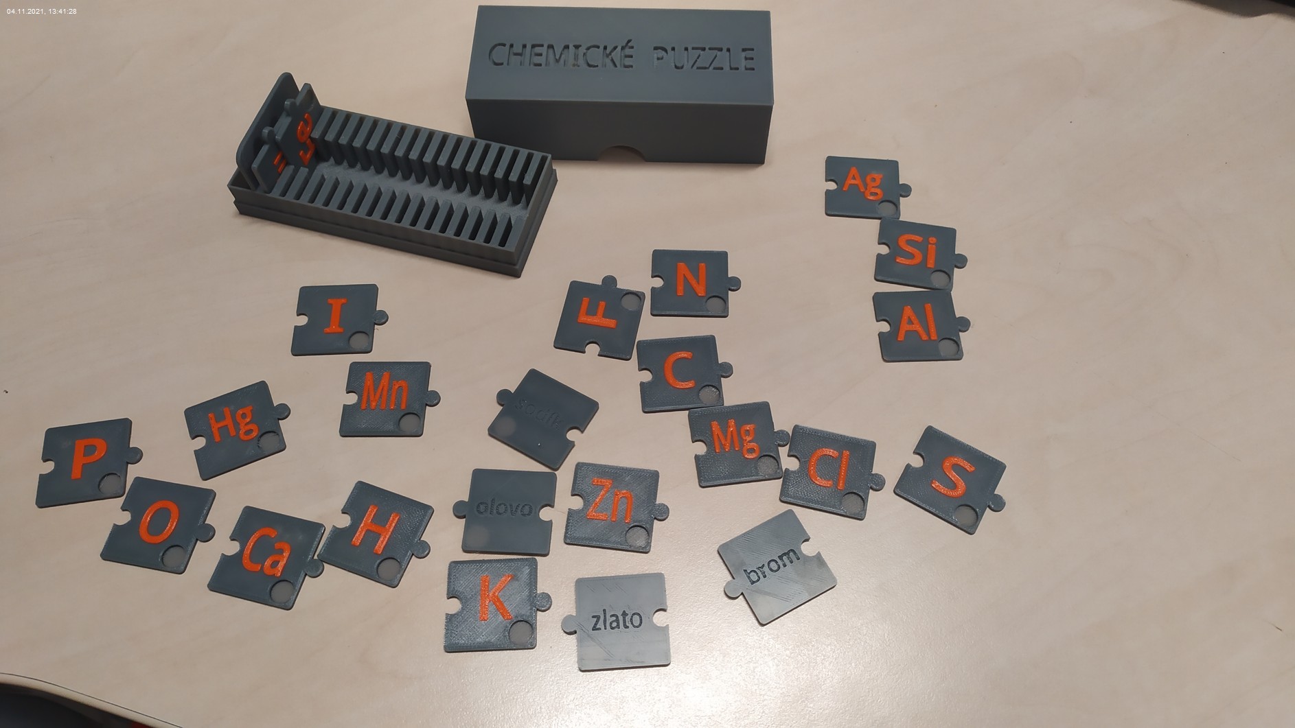 Chemické puzzle s prvky k tvorbě názvosloví