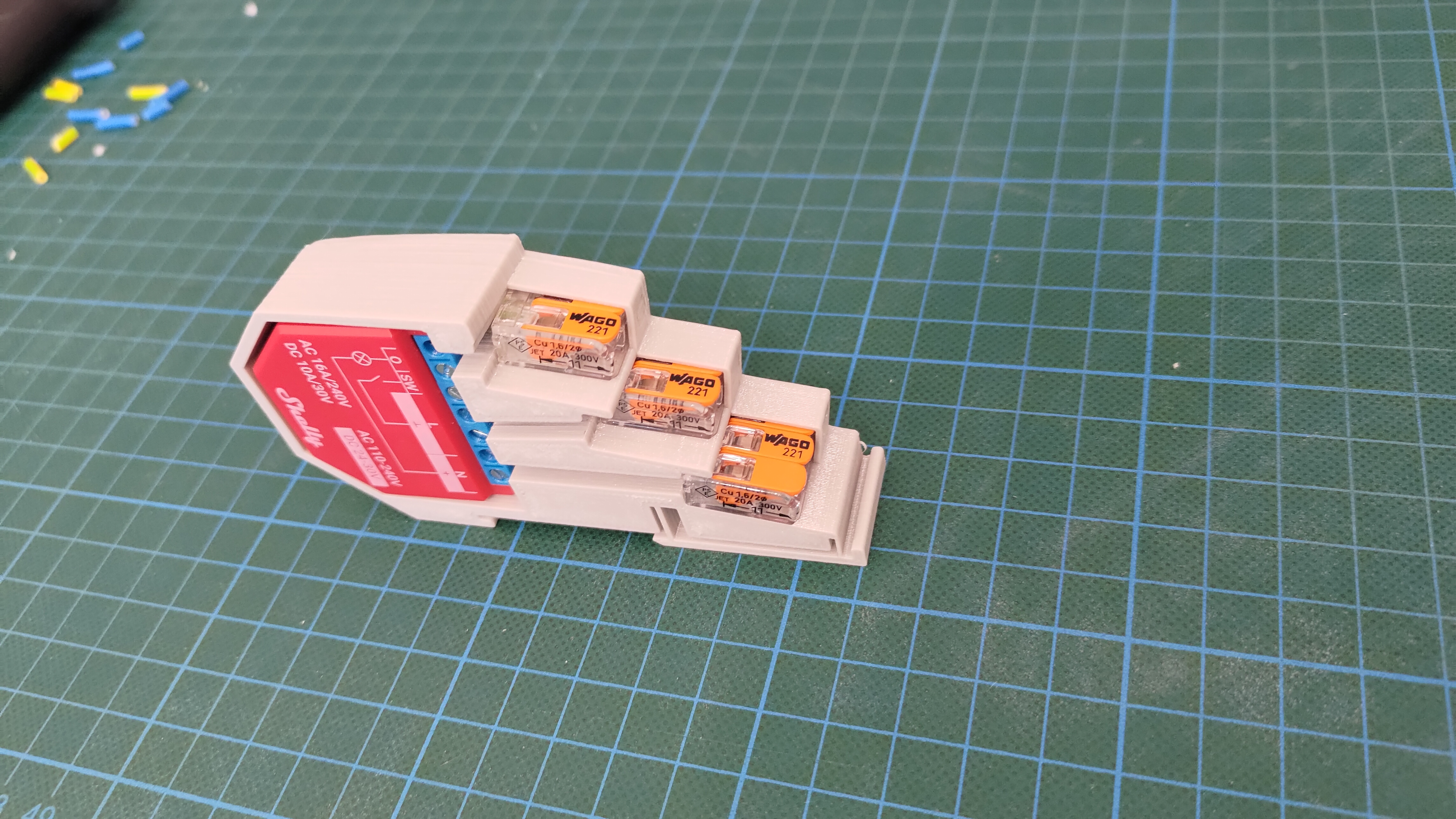 Shelly Mini & Shelly Plus DIN rail mounts with Wago 221 connectors