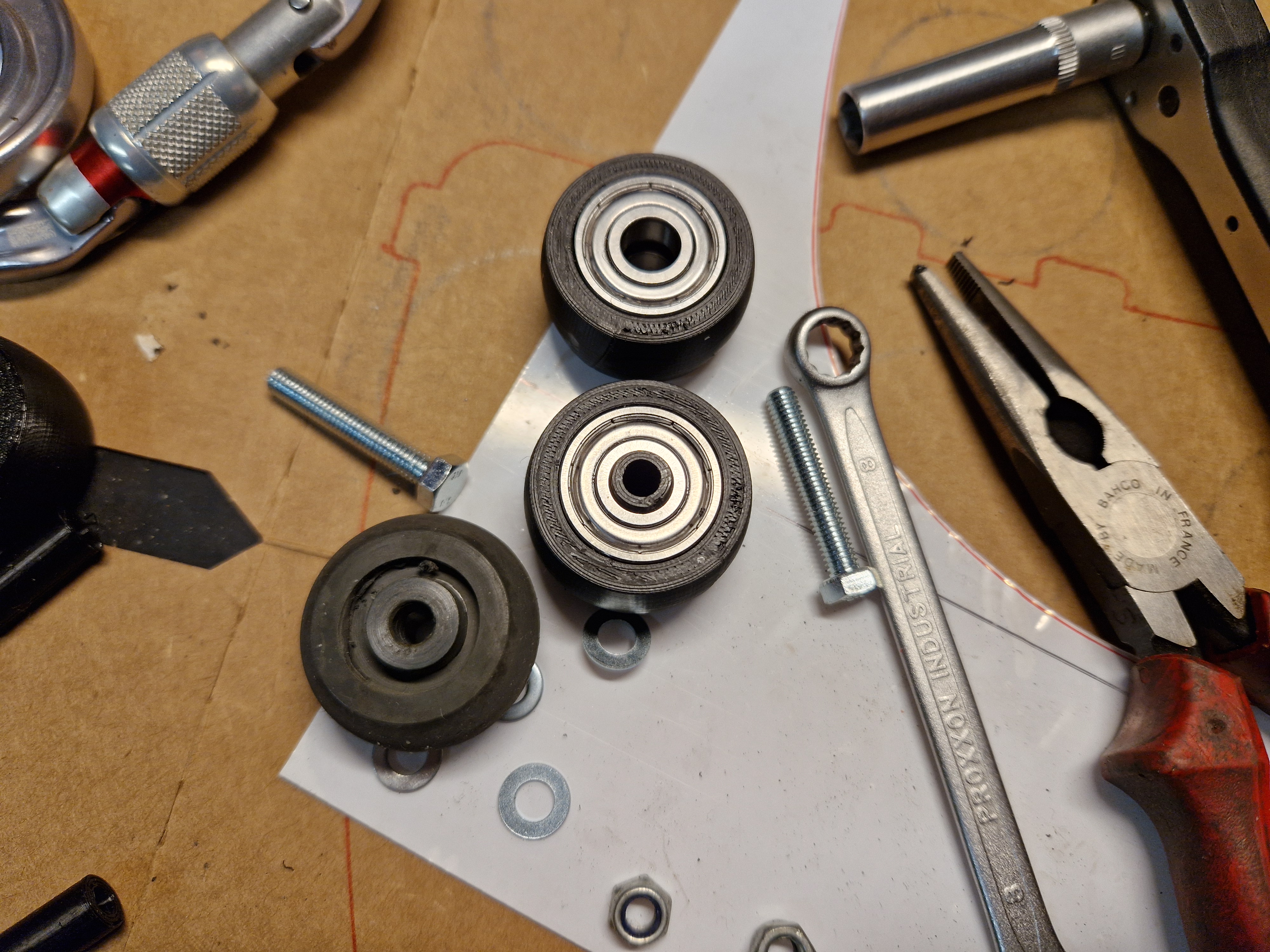 Luggage wheel with ball bearings