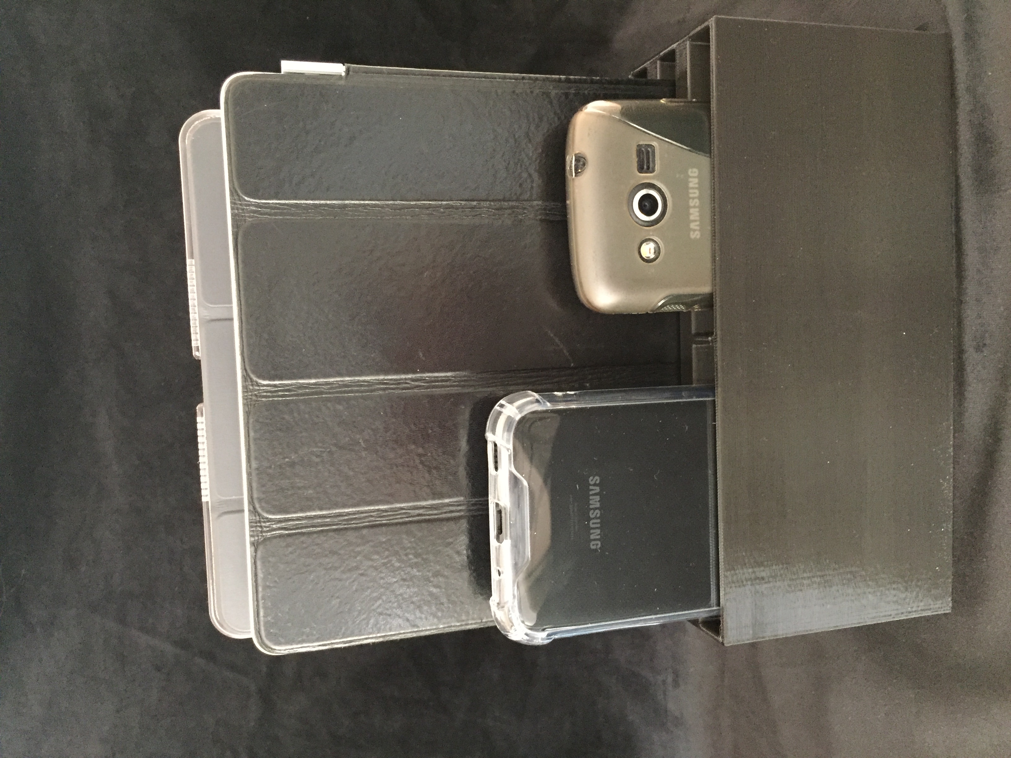 Ipad and smartphones charging and storage station