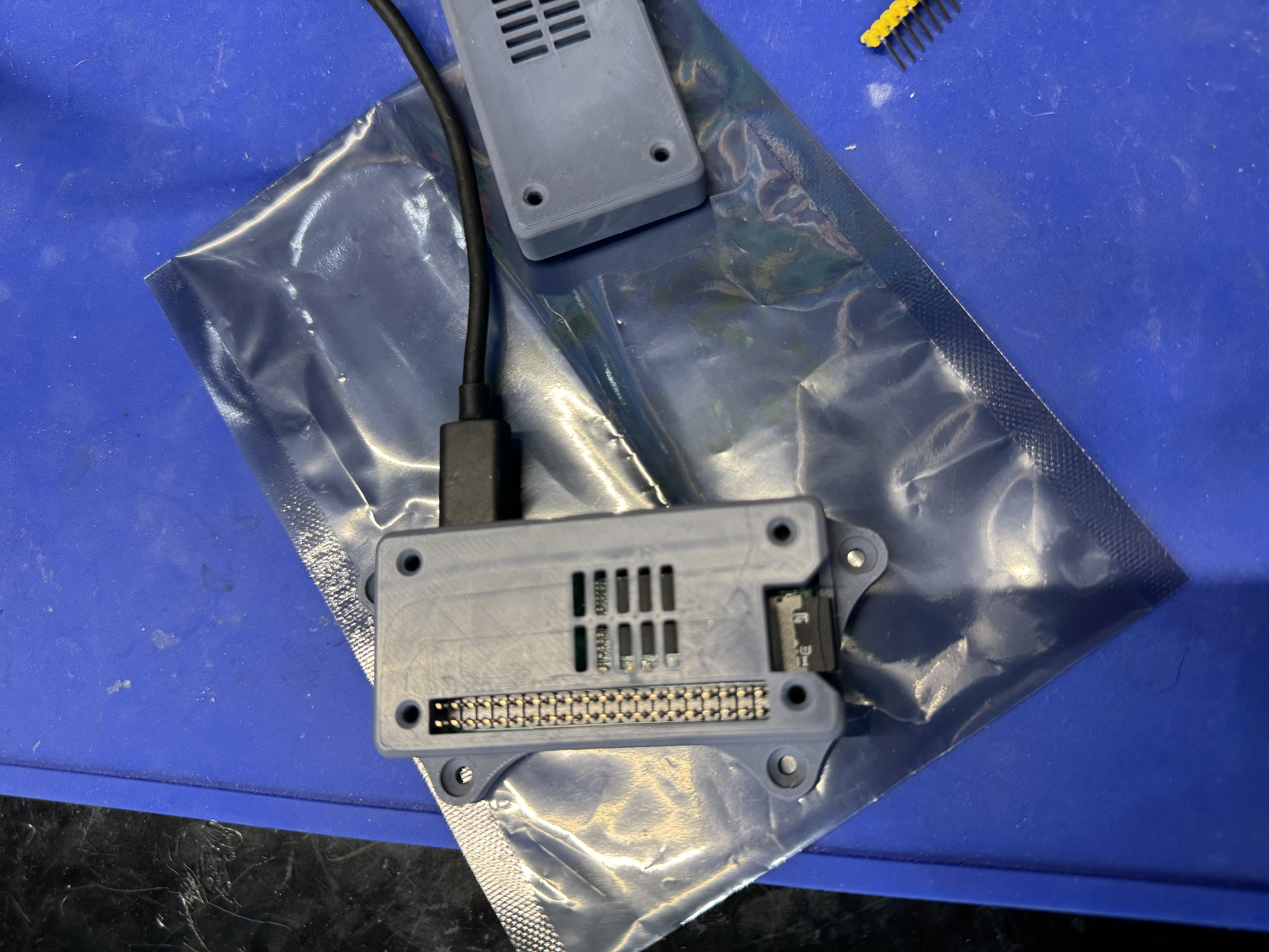 Raspberry Pi zero / zero 2 case and wall mount