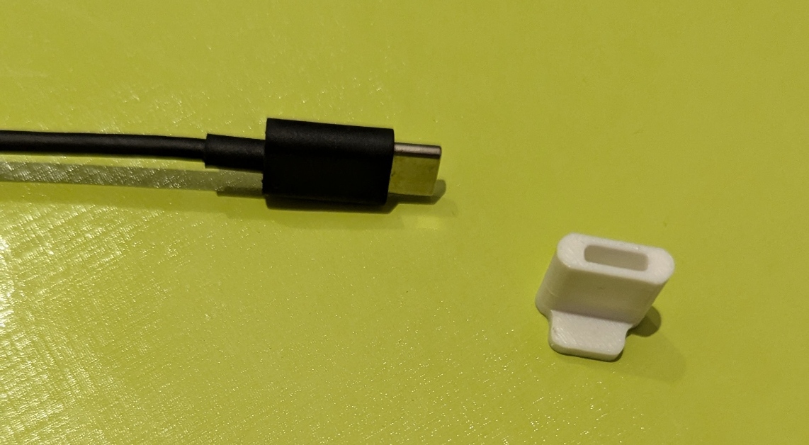 USB-C protection (with underdesk holder)