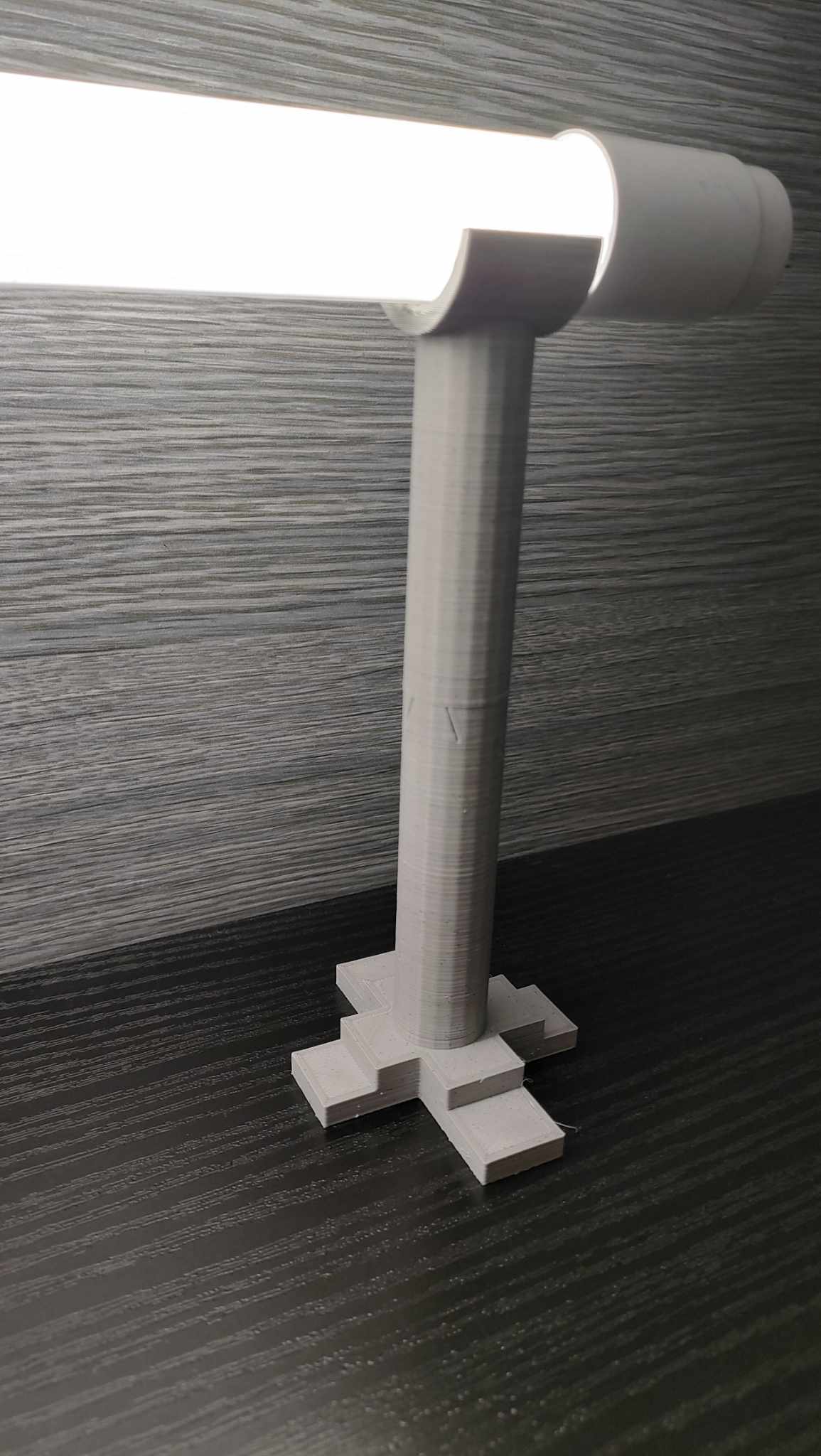 Fluorescent light stand