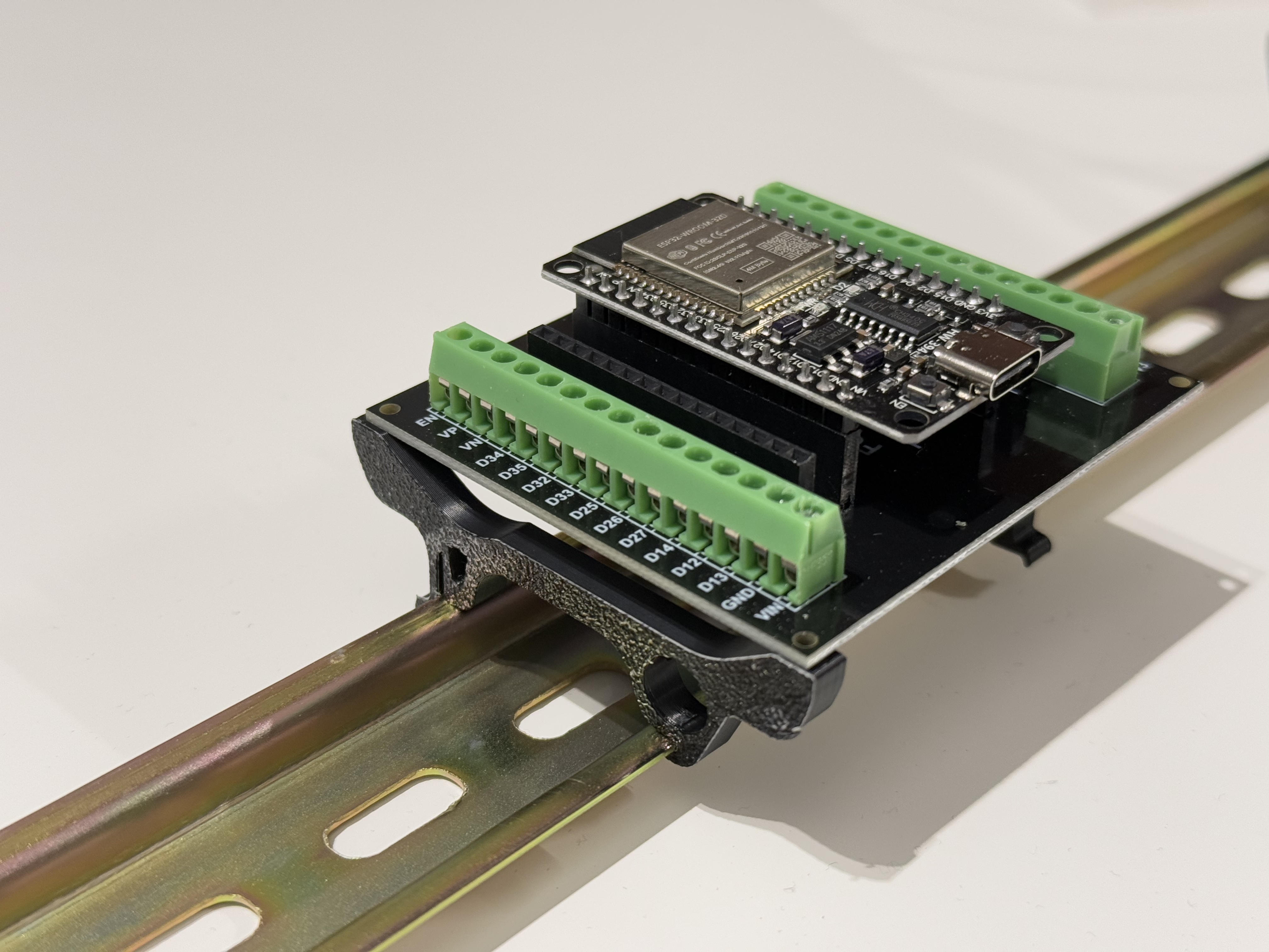 ESP32 Screw Terminal Adapter DIN Mount MRD068A