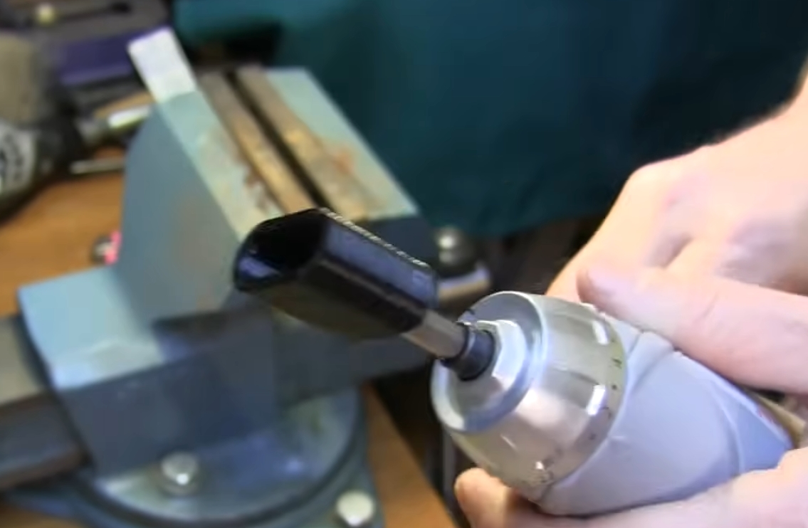 Replacing guitar strings — miniatura 2