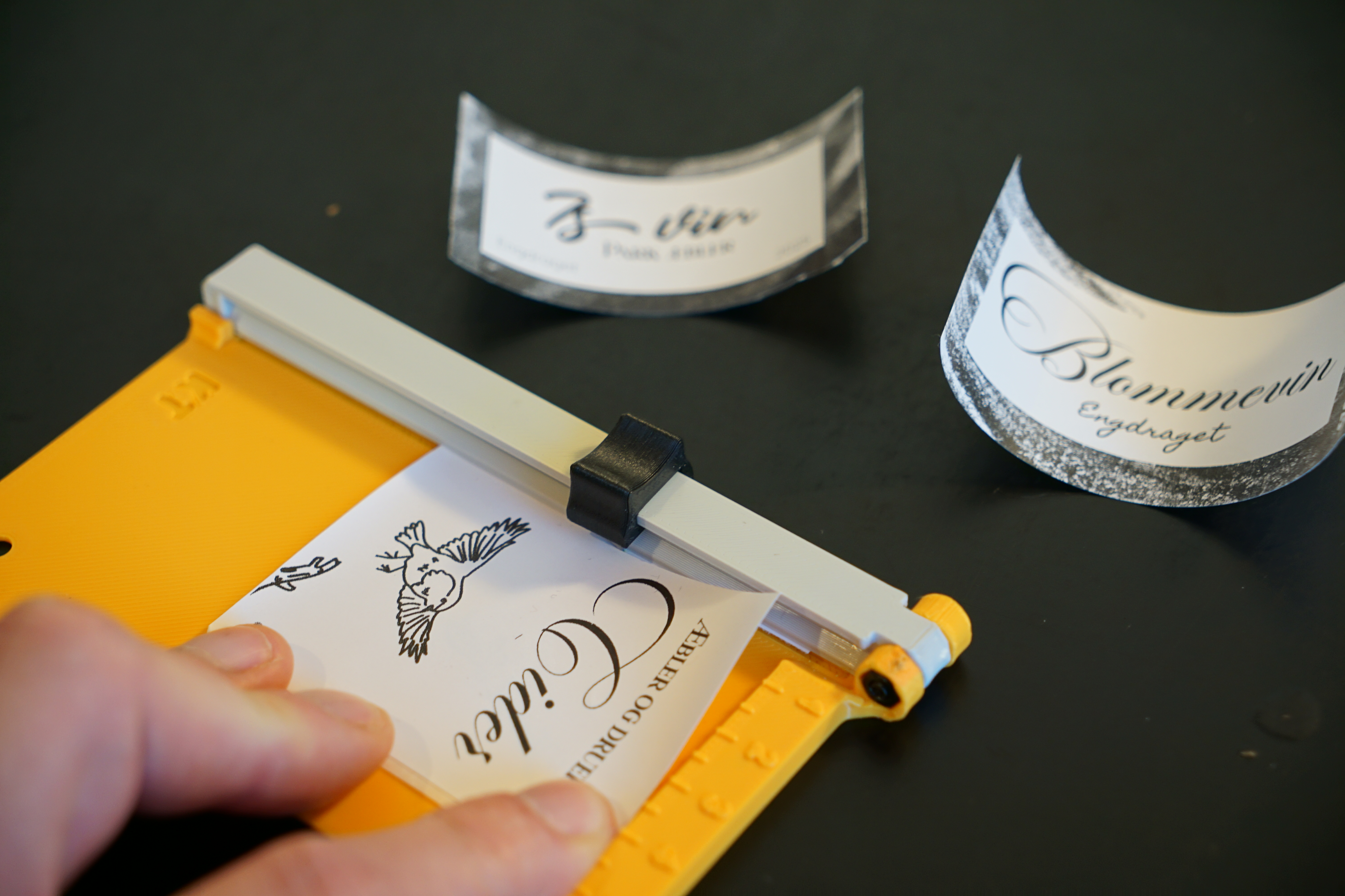 Sliding label cutter