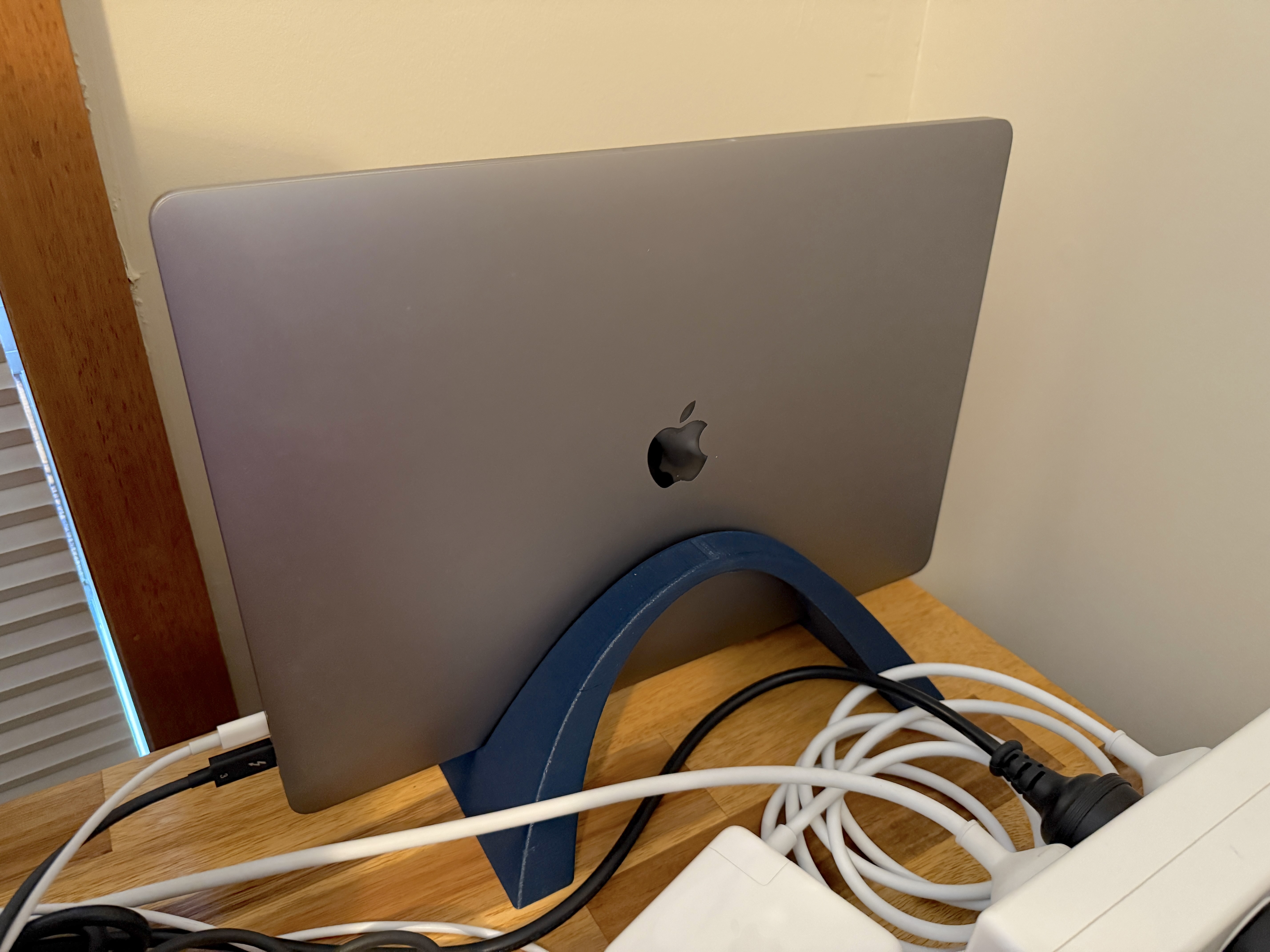 Elegant Arched MacBook Pro Stand for 2016 onwards