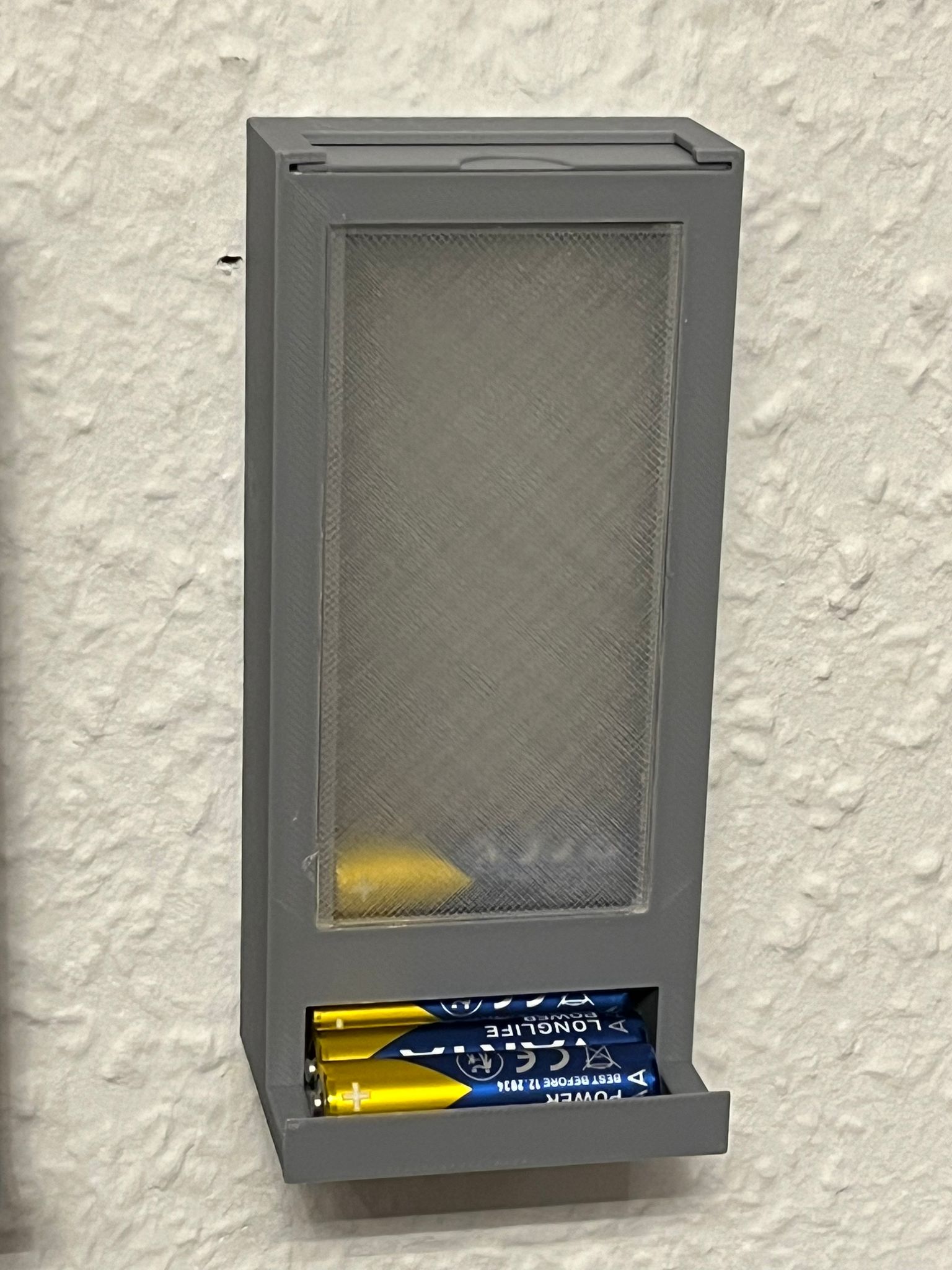 Battery dispenser for 13x AAA batteries
