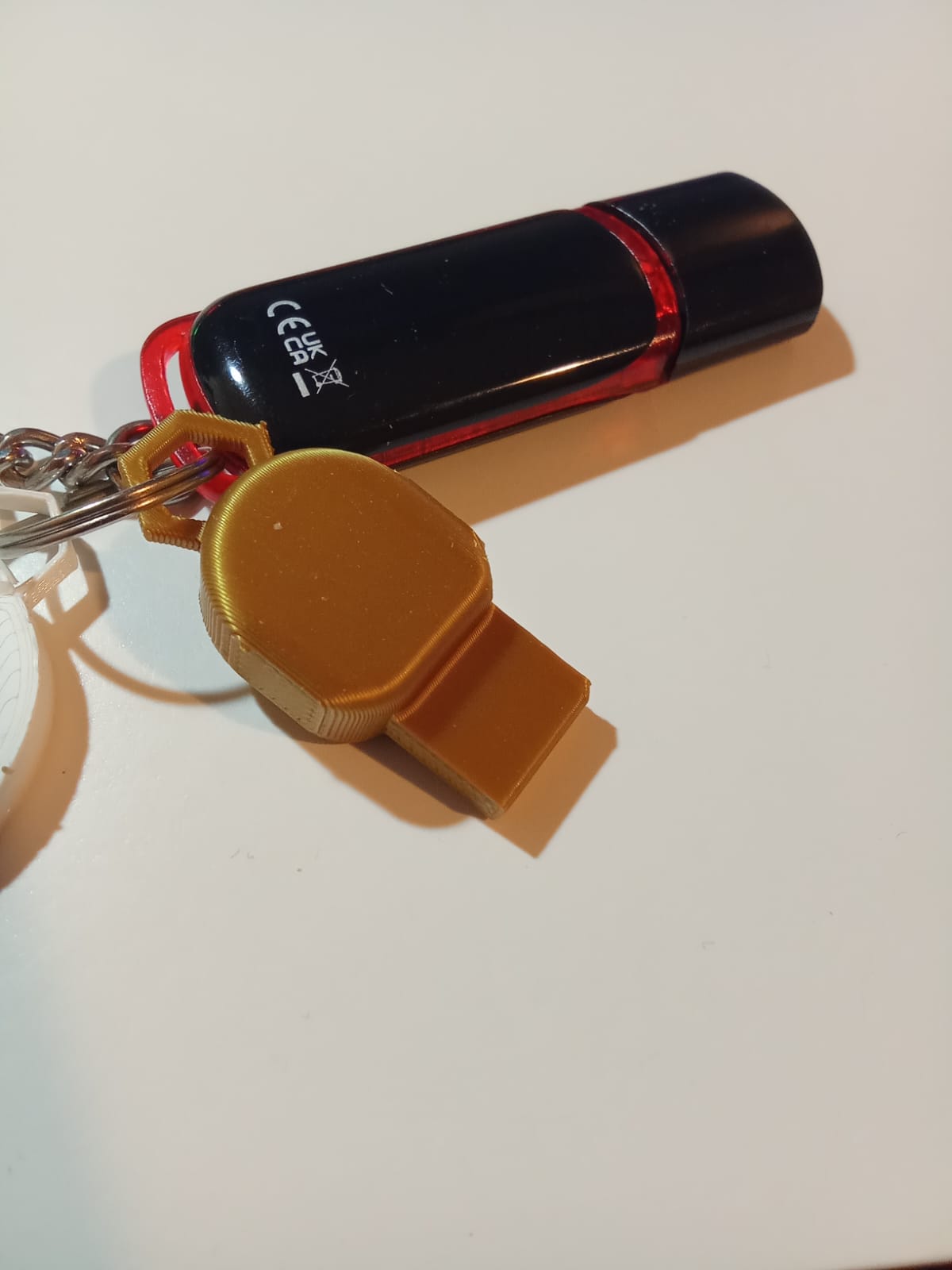 Miniatura 2 do modelo 3D Keychain: USB cap holder