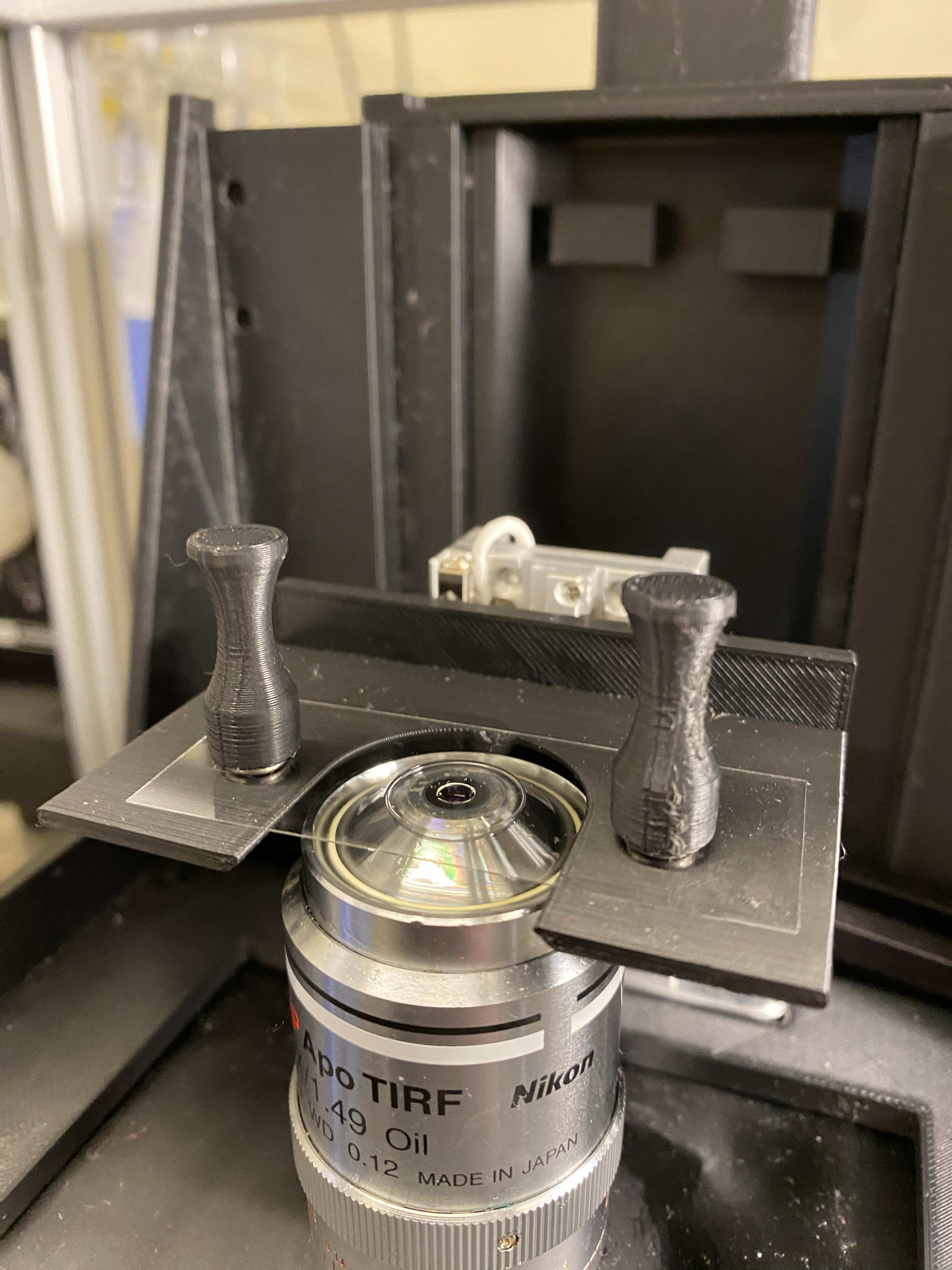 SmarAct sample holder + magnetic clamps