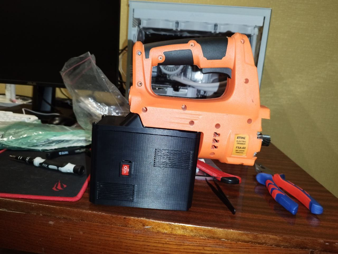 AC/DC power supply with Makita18V_BL1860B fastening
