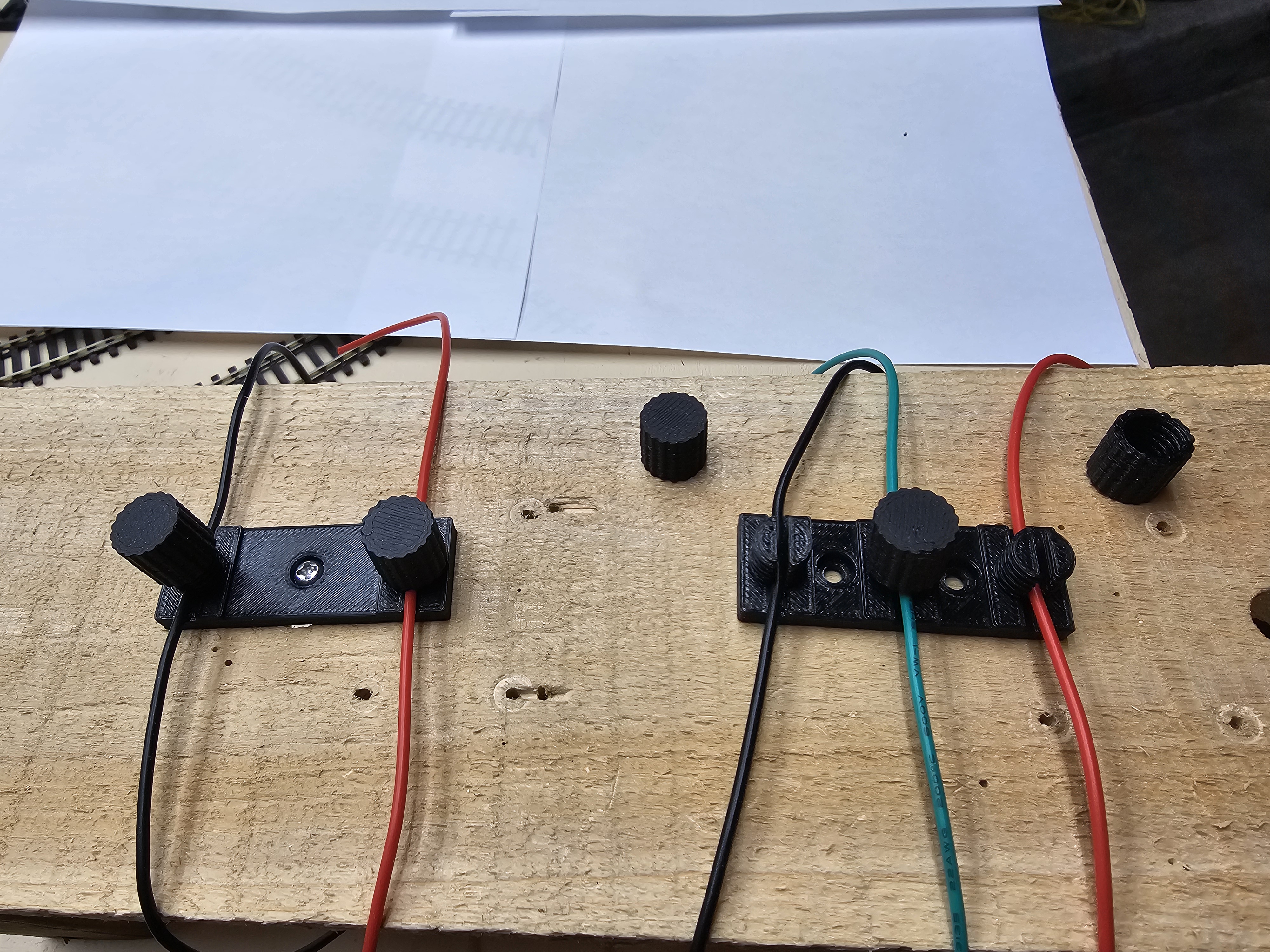 Electric Wire Mount for Miniature Railway / Fixation de Câble électrique pour réseau de train miniature