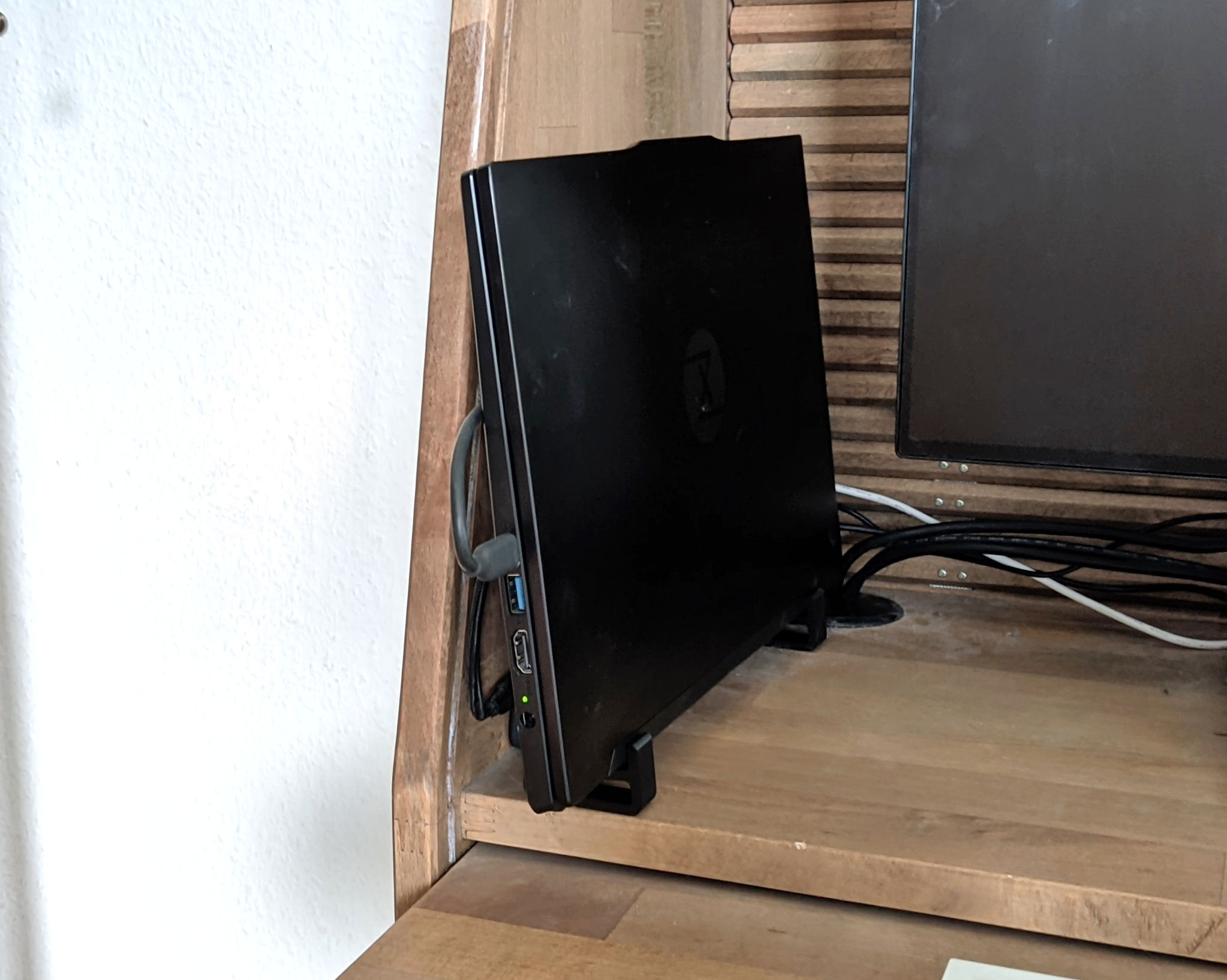 Miniatura 4 do modelo 3D Vertical Laptop Notebook Stand