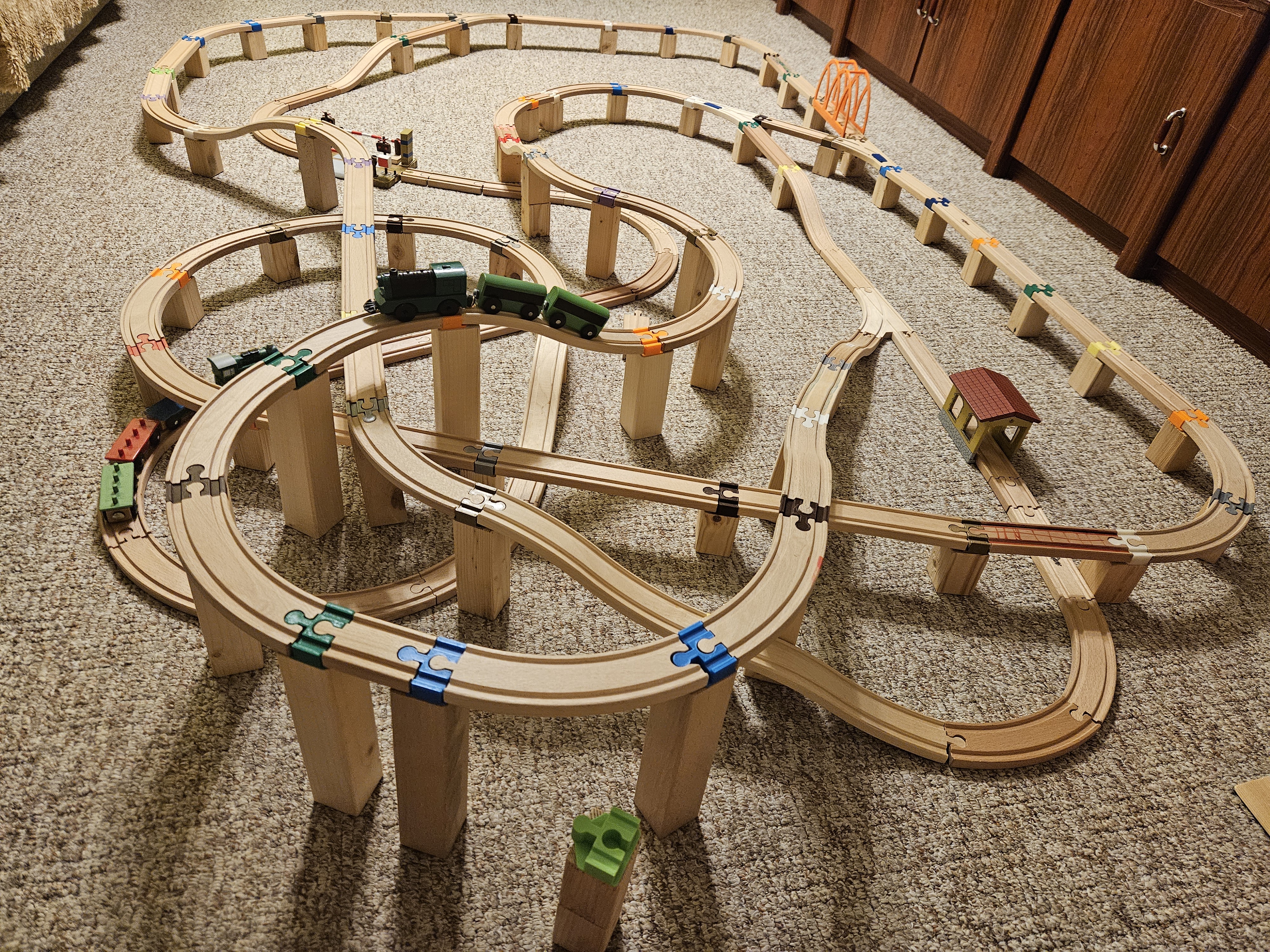 Wooden railway pillar (pilíř k vláčkodráze)