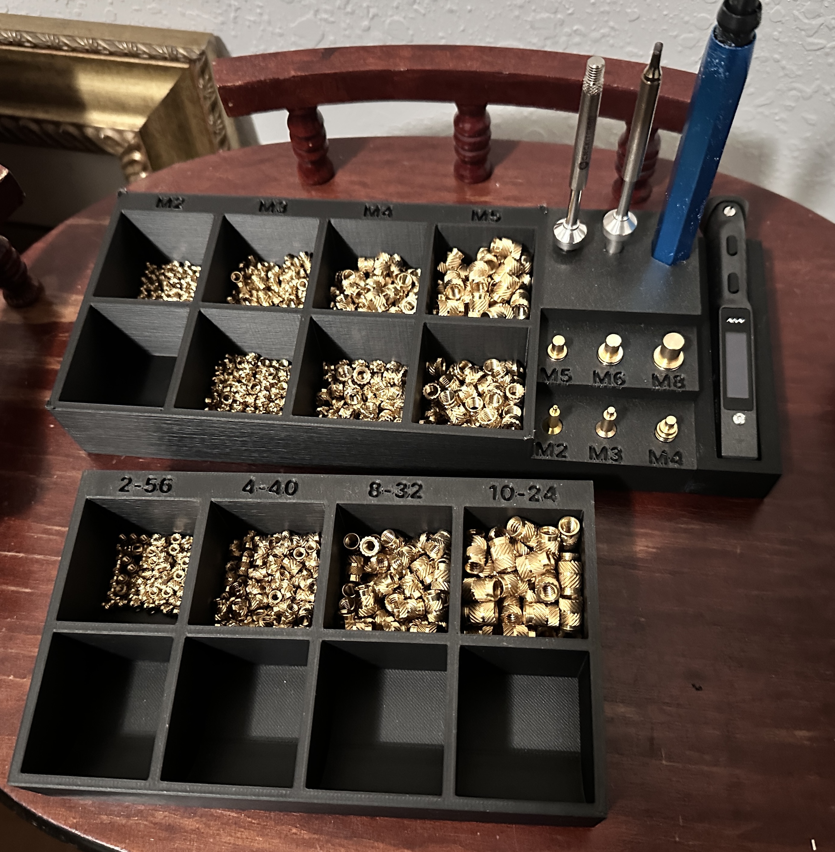 Miniatura 2 do modelo 3D Threaded insert bins + tool holder