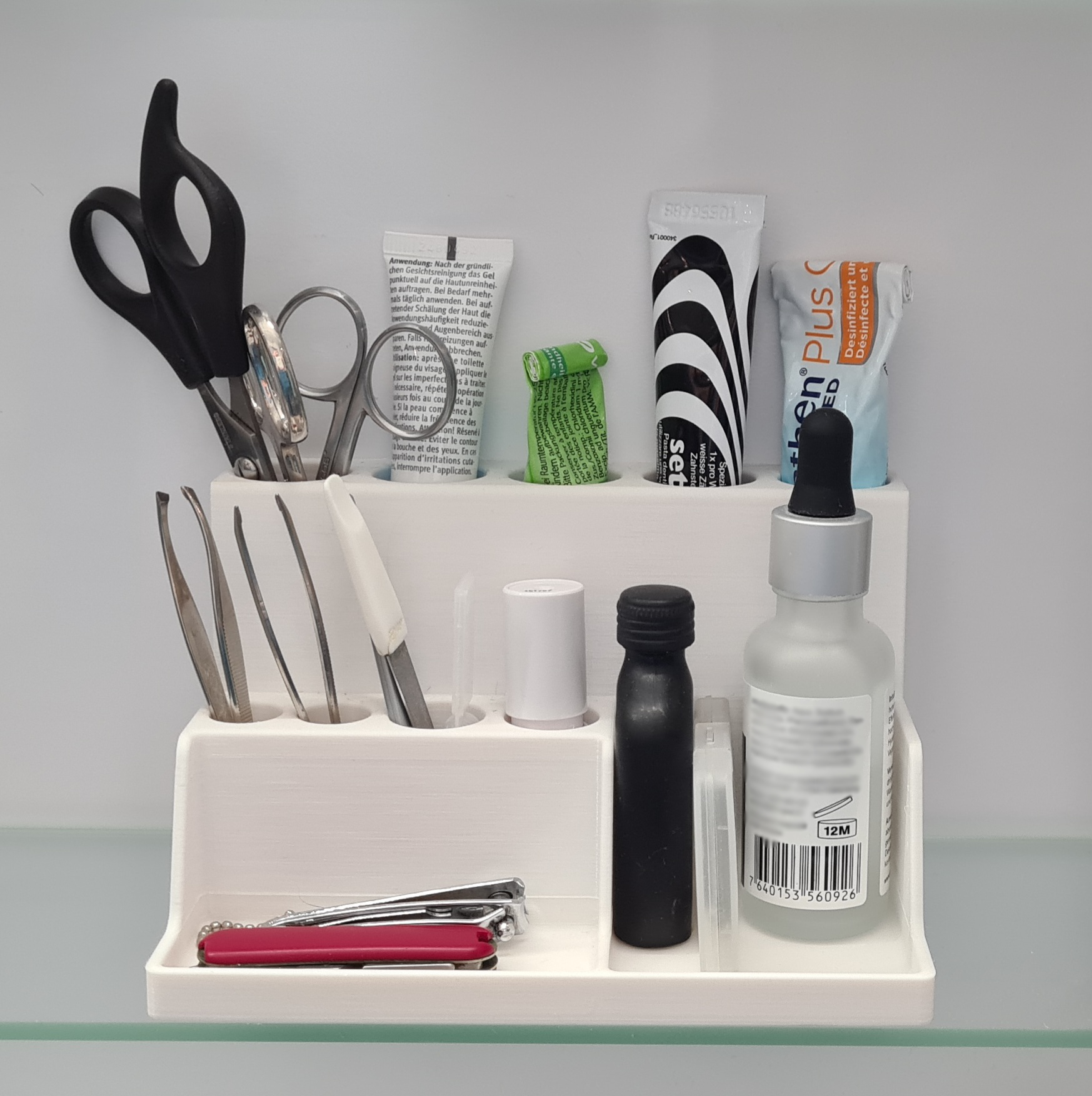 Storage in the mirror cabinet (Aufbewahrung im Spiegelschrank)