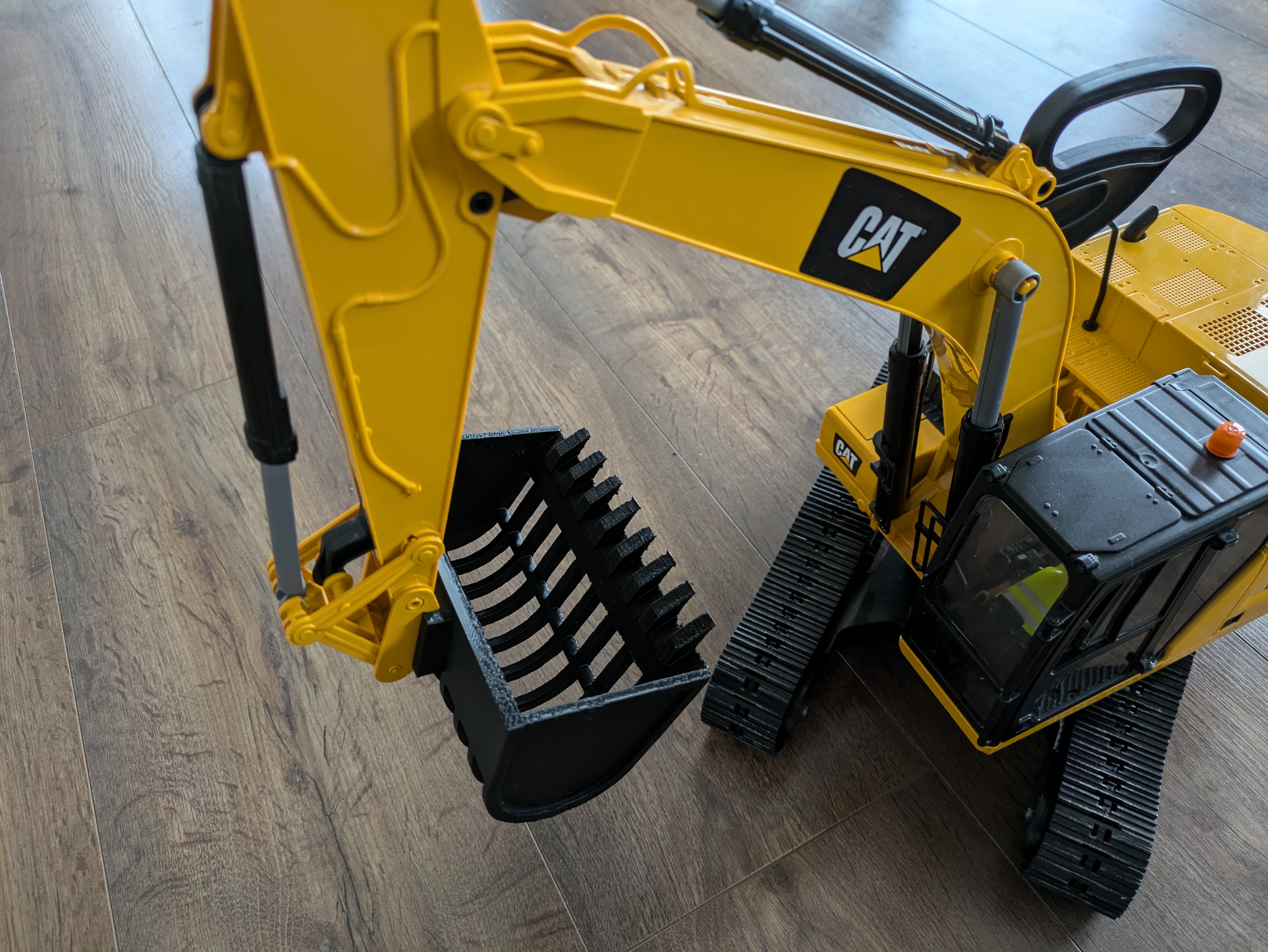 Extra-wide Bruder CAT Excavator Sieve Bucket