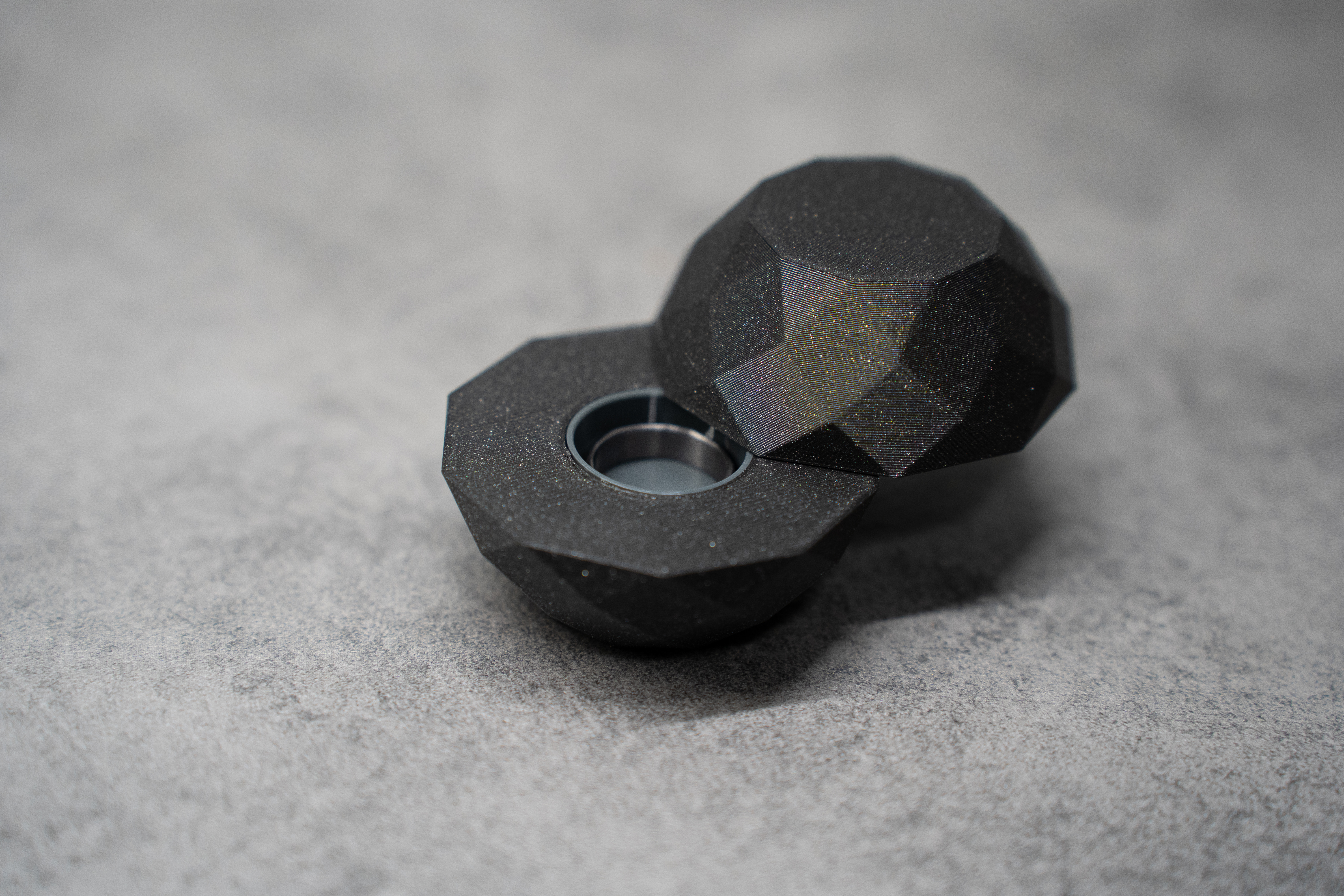 Magnetic polygon ring box