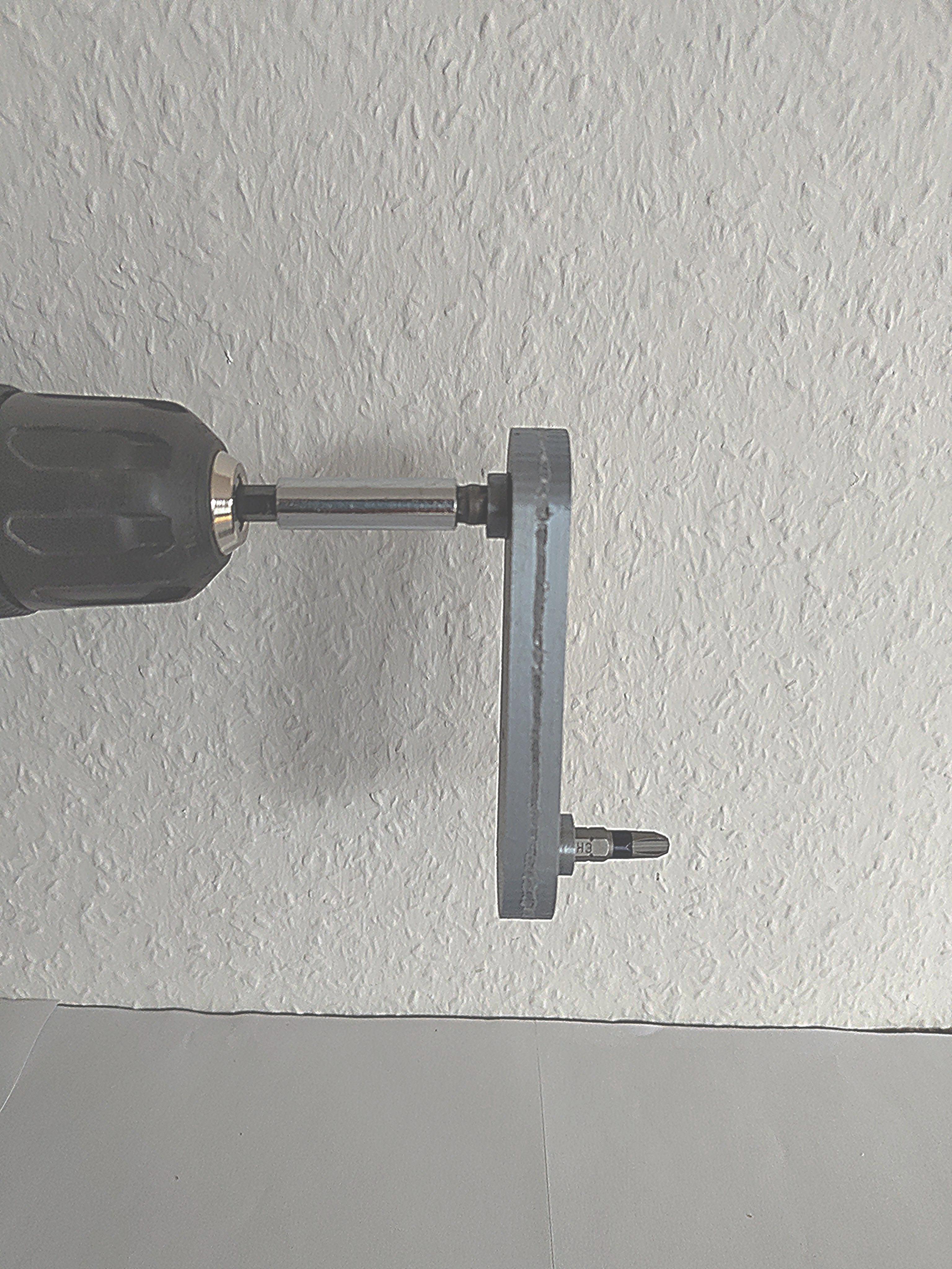 Displacing hex bit screwdriver with offset