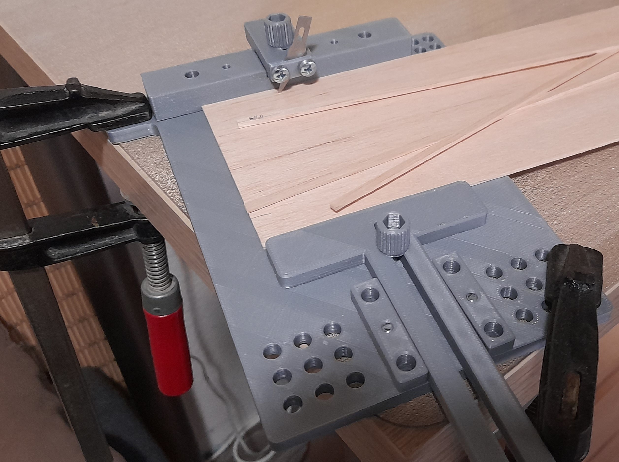 Balsa stripper with support — thumbnail 2