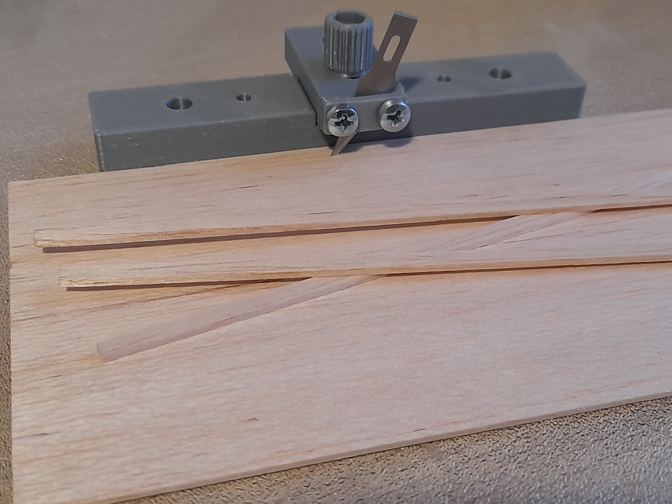 Balsa stripper with support — thumbnail 3