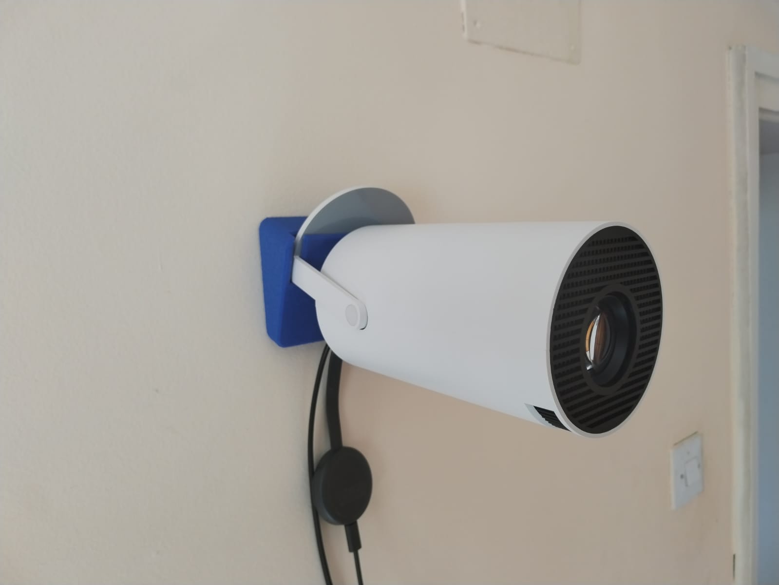 ANGLED HY300 SMART PROJECTOR WALL MOUNT