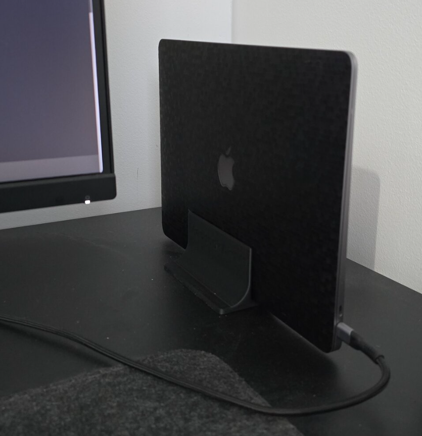Macbook Air (M1) Vertical Stand
