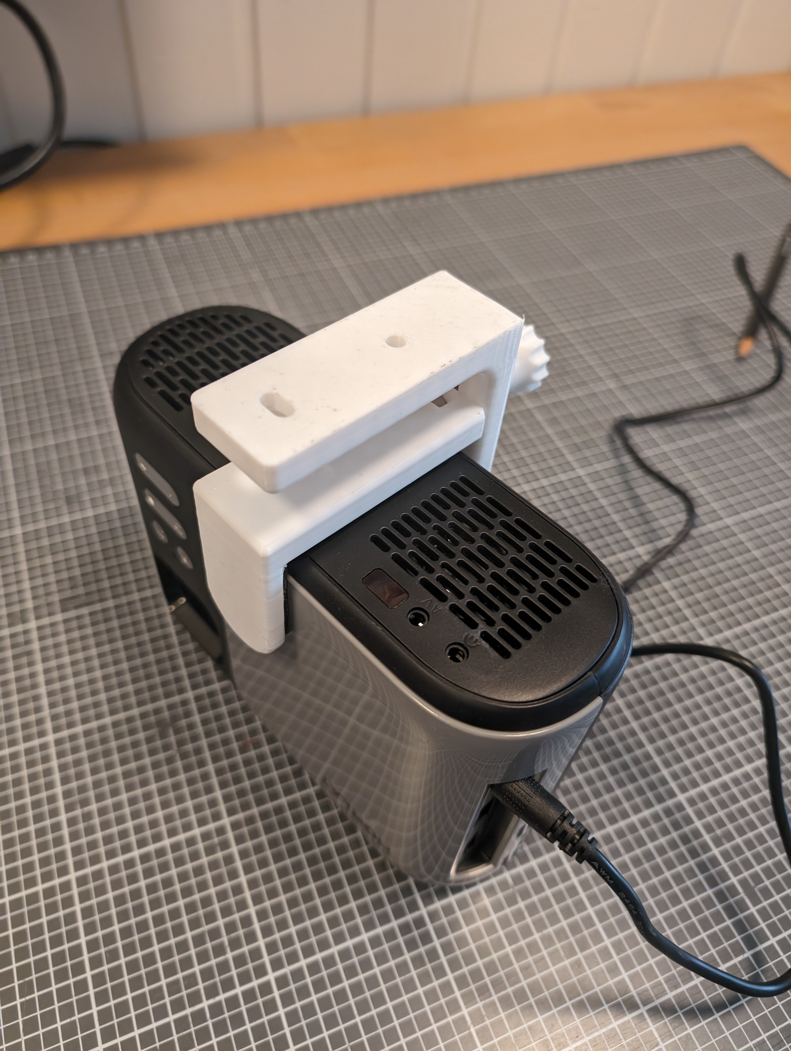 Ceiling projector mount for pattern projection (sewing) on a cheap beamer