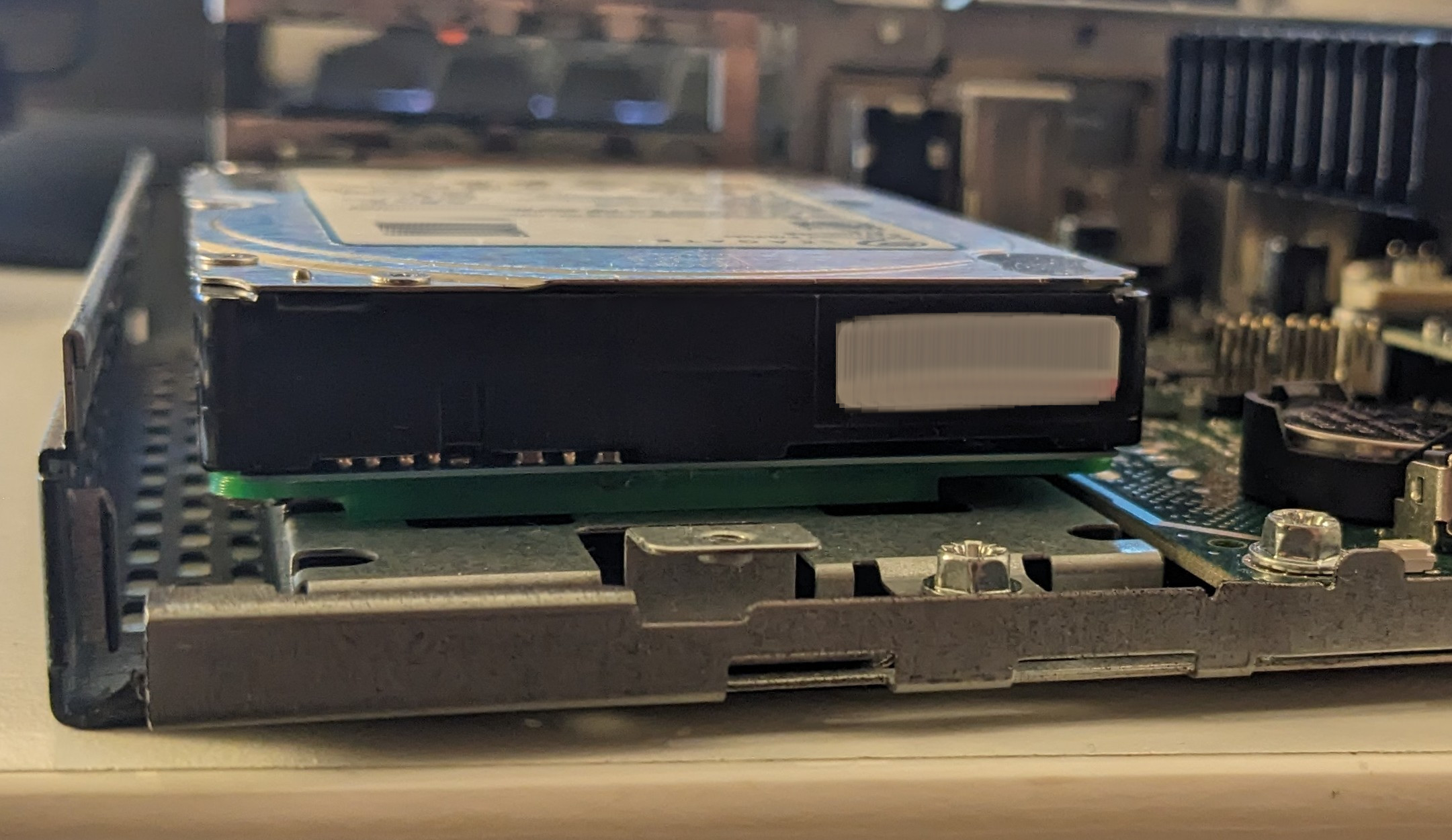Fujitsu Futro S720 S920 HDD / SDD 2,5" mount - Lower profile and shifted to mainboard