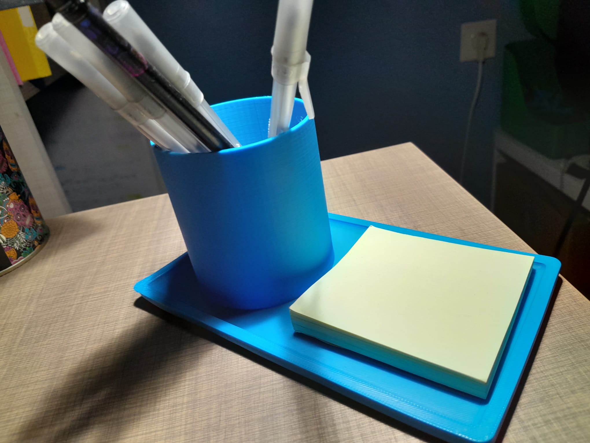 Pen(cil) holder with postnote plate by Dragos MATU | Download free STL ...