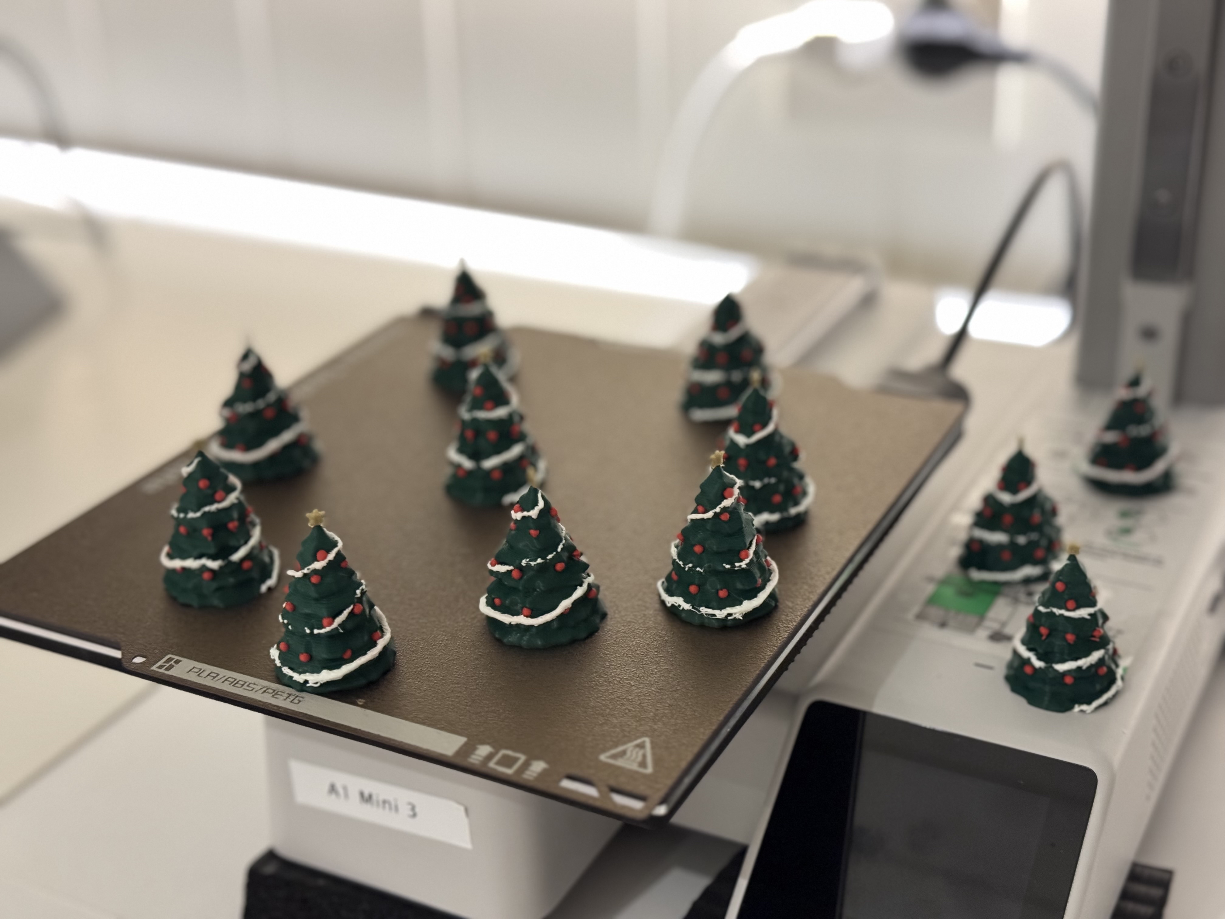Tiny Decorated Christmas Trees — miniatura 4