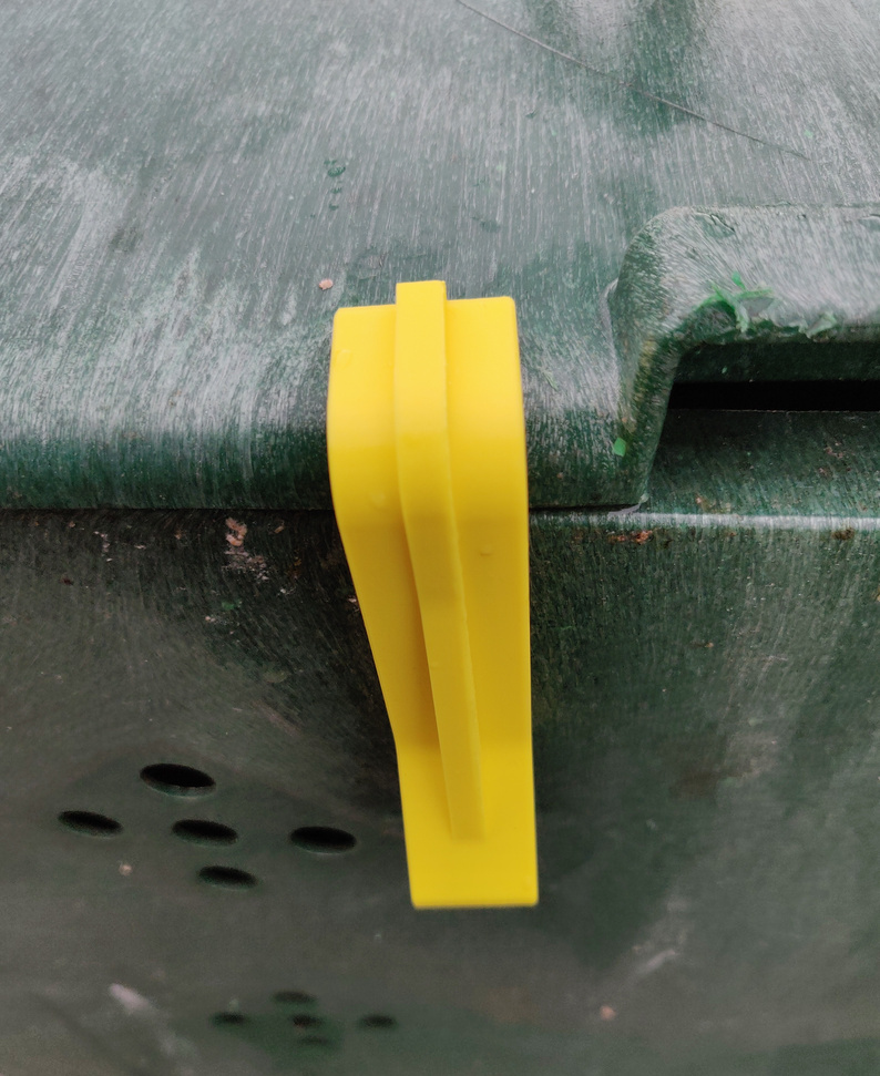 A more rugged bracket for the lid of JUWEL compost bin BIO 400 or BIO 600