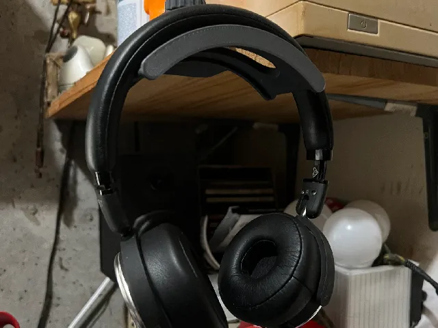 Headphones Holder For 18 & 38 mm Tablet.