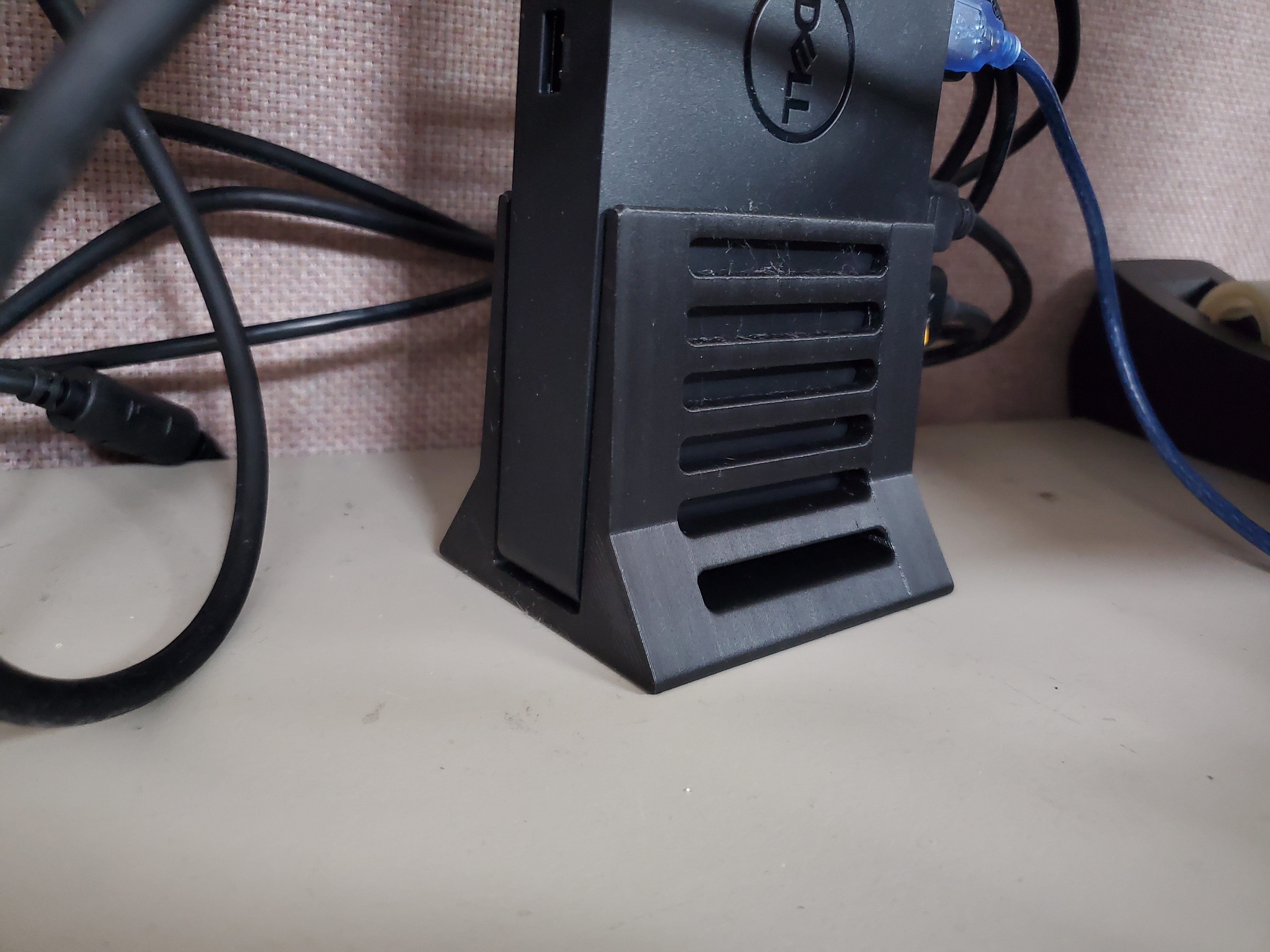 Vertical laptop dock stand