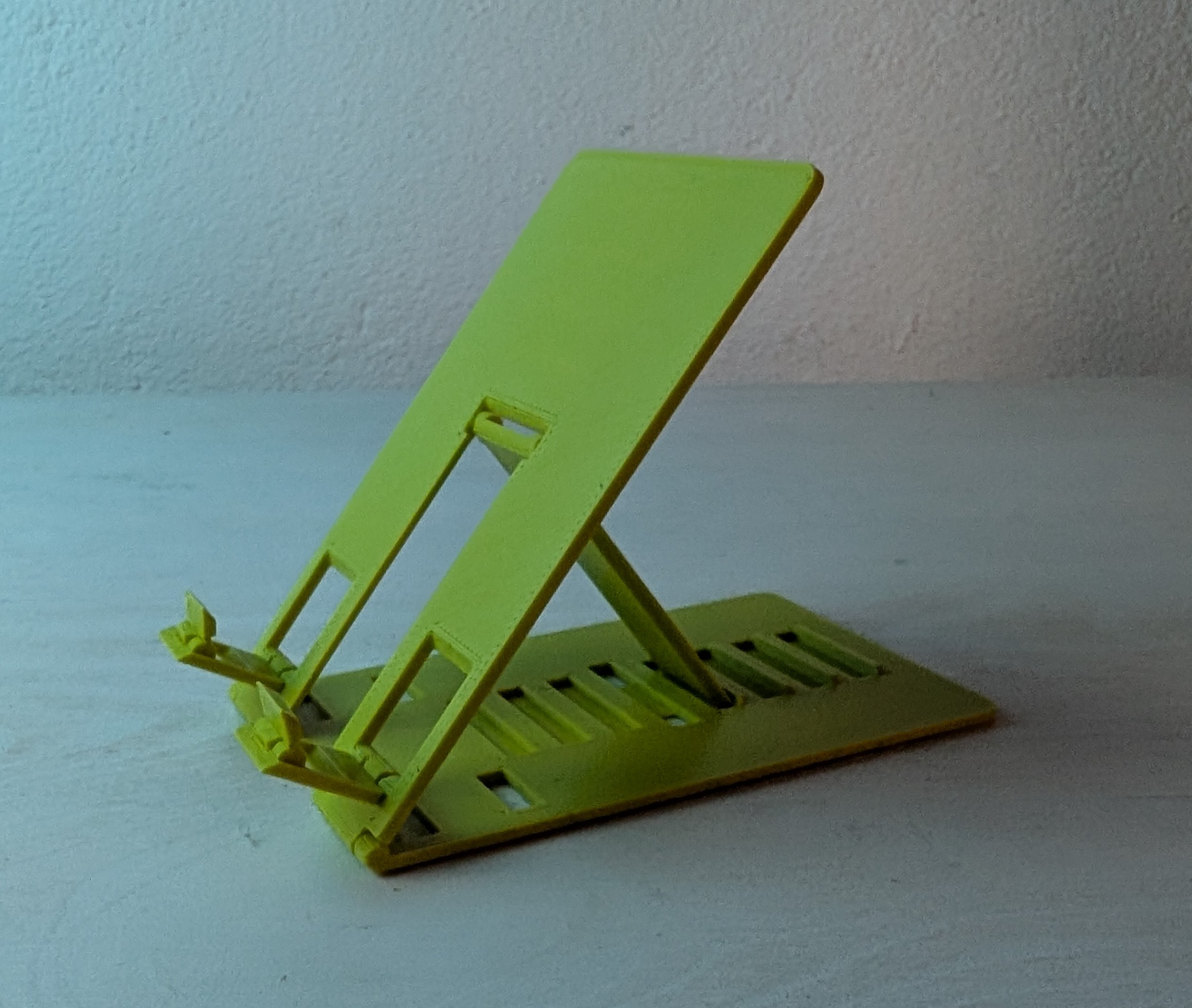 Creditcard sized phonestand