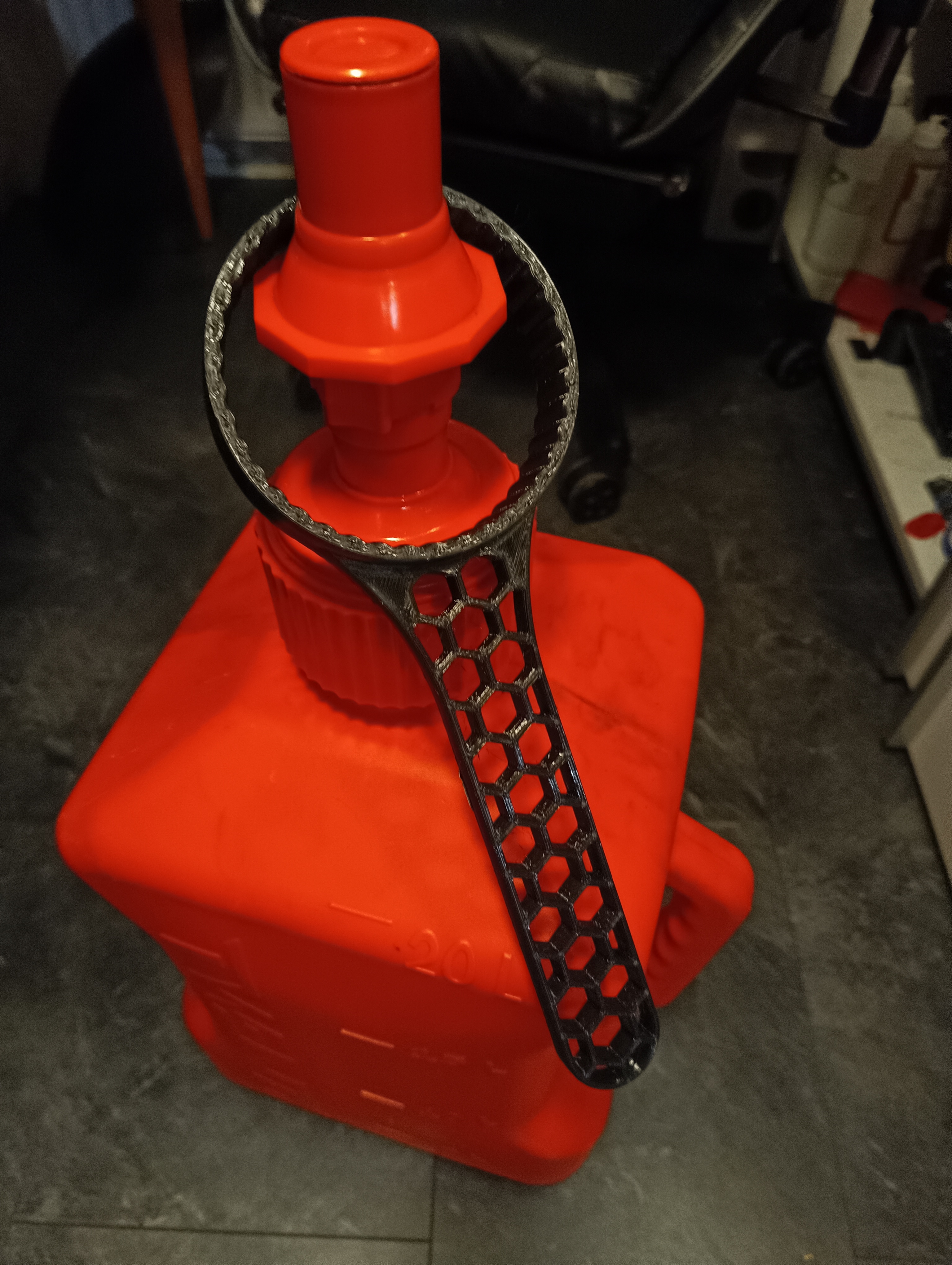 Rapid fuel jug wrench