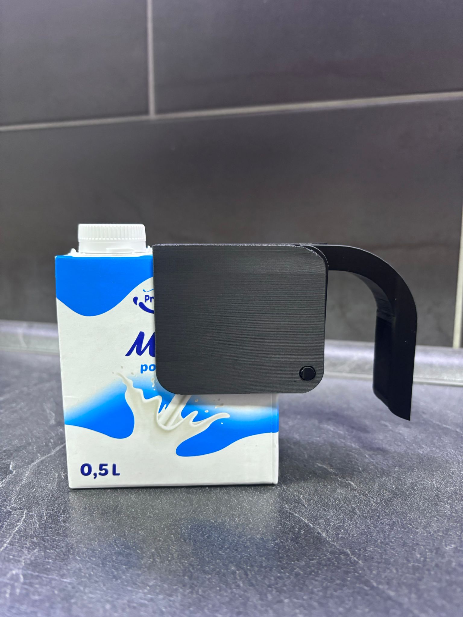 Rukojeť na krabicové nápoje / Milk box holder