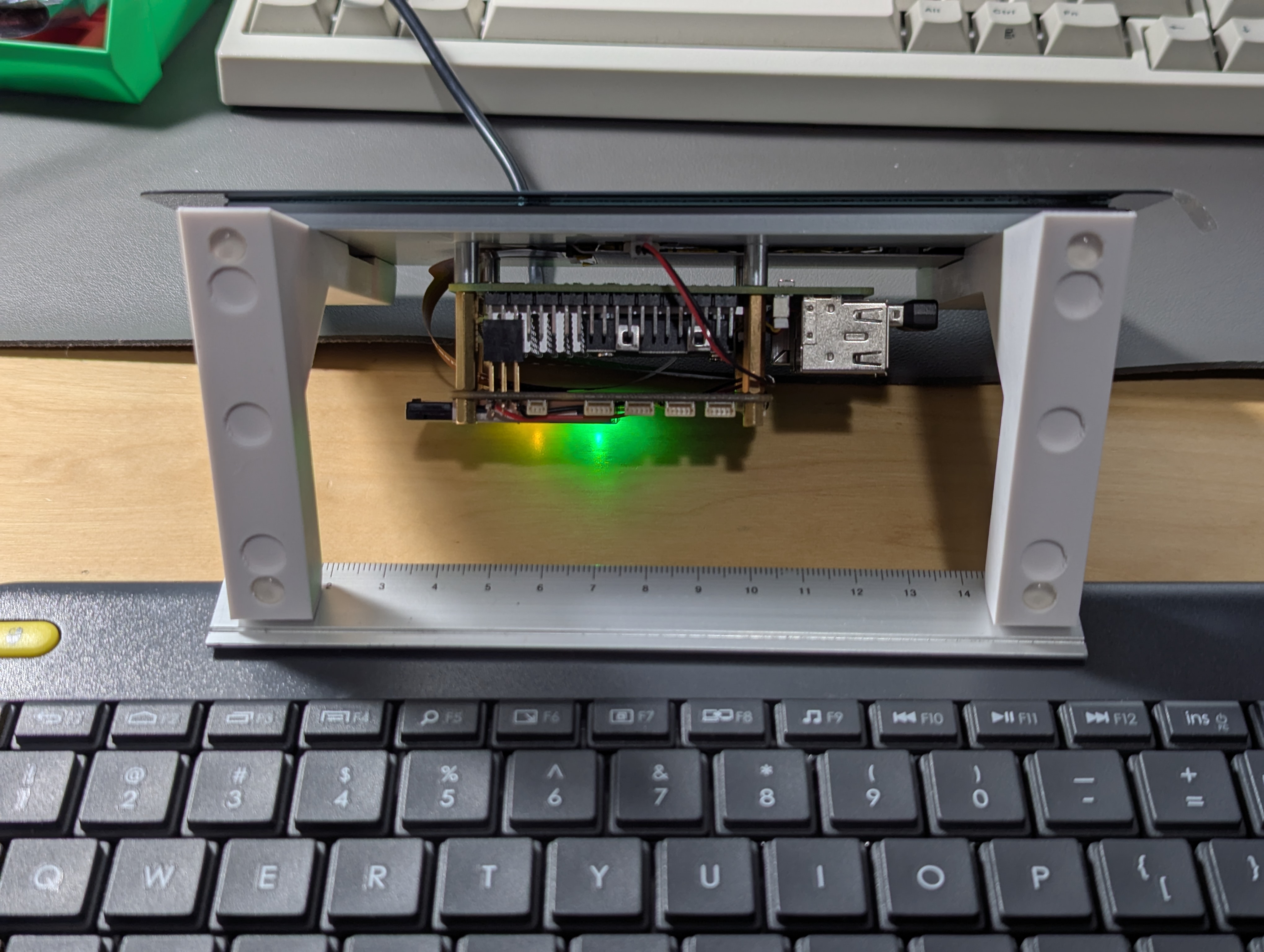 Miniatura 2 do modelo 3D Raspberry Pi Touch Display 2 Stand