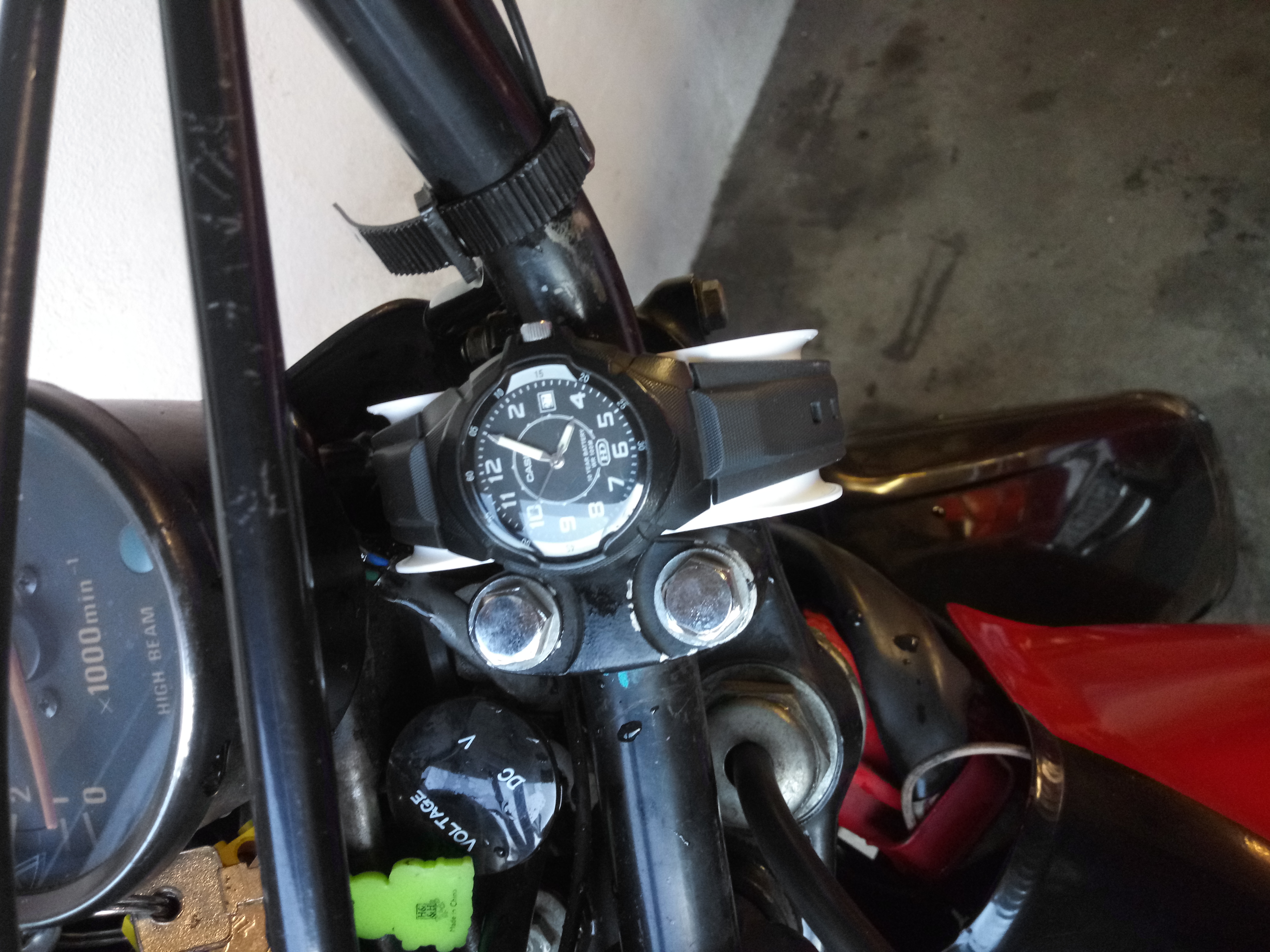Universal watch mount for 22mm handlebar / Uhrhalter für 22mm Lenker.