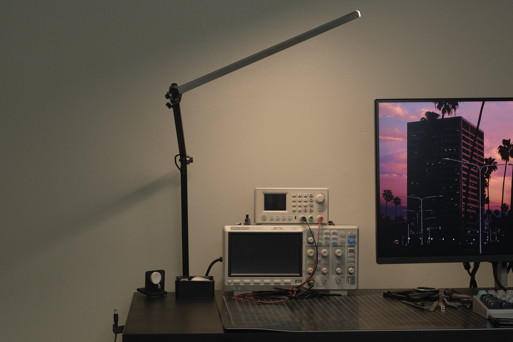 Articulated Aluminum Desk Lamp