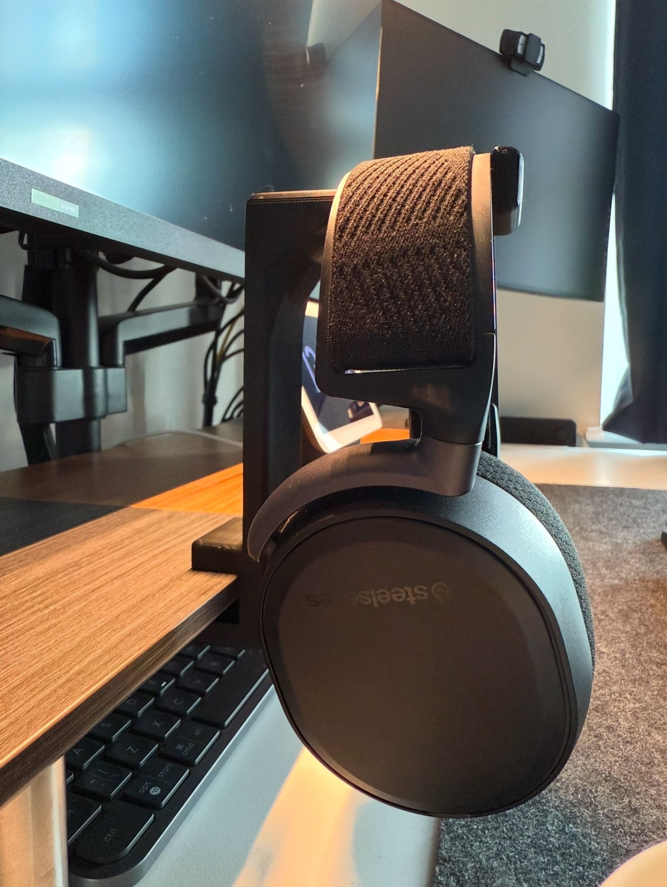 Slotted Desk Headphones Stand